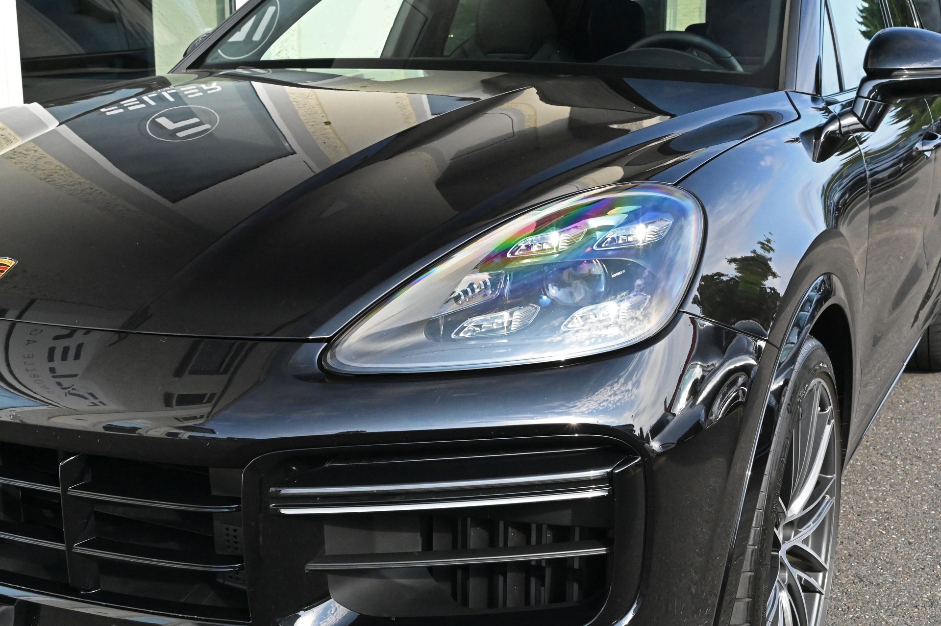 PORSCHE Cayenne Turbo-showroom-element-3