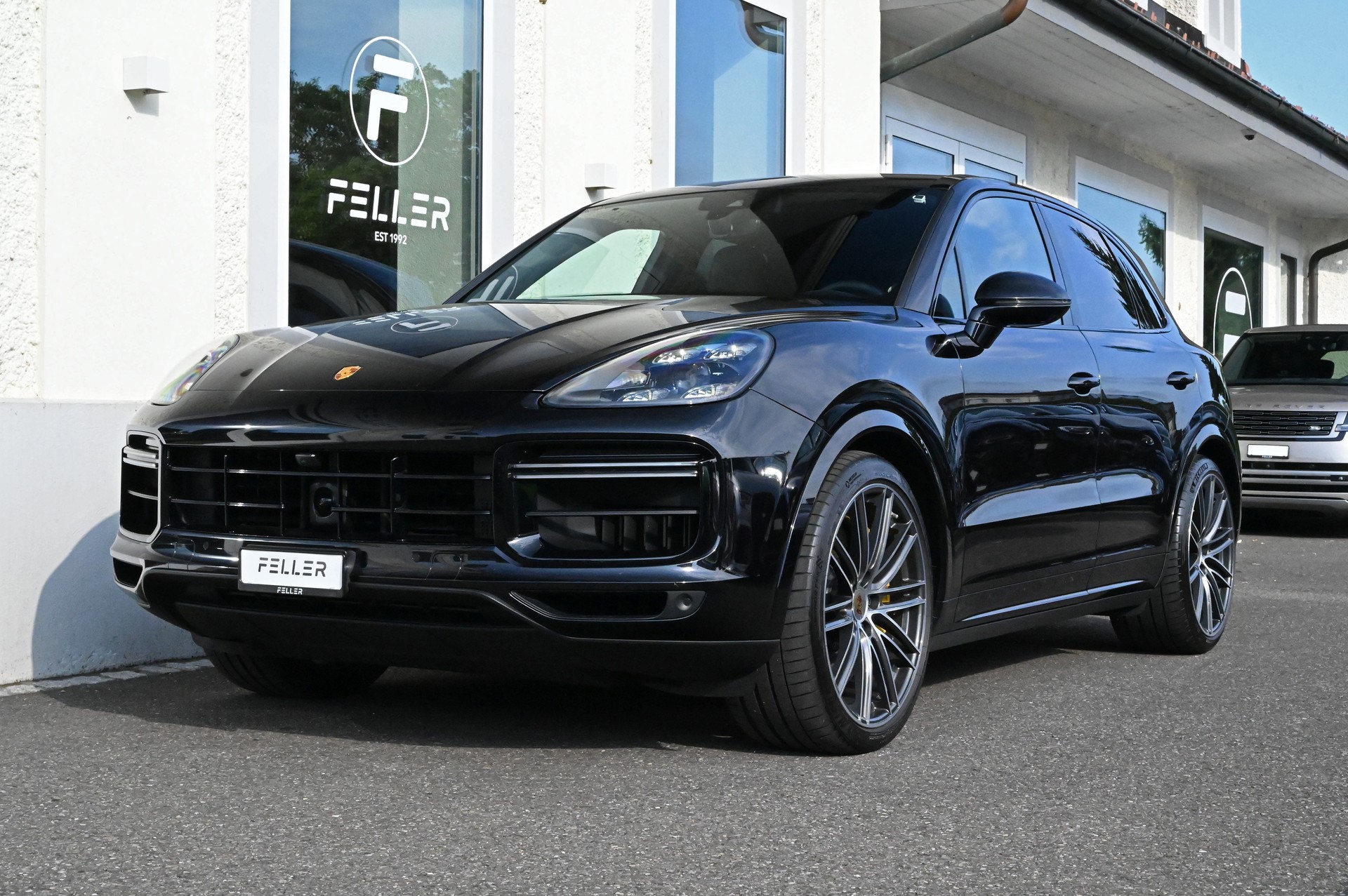 PORSCHE Cayenne Turbo-showroom-element-1