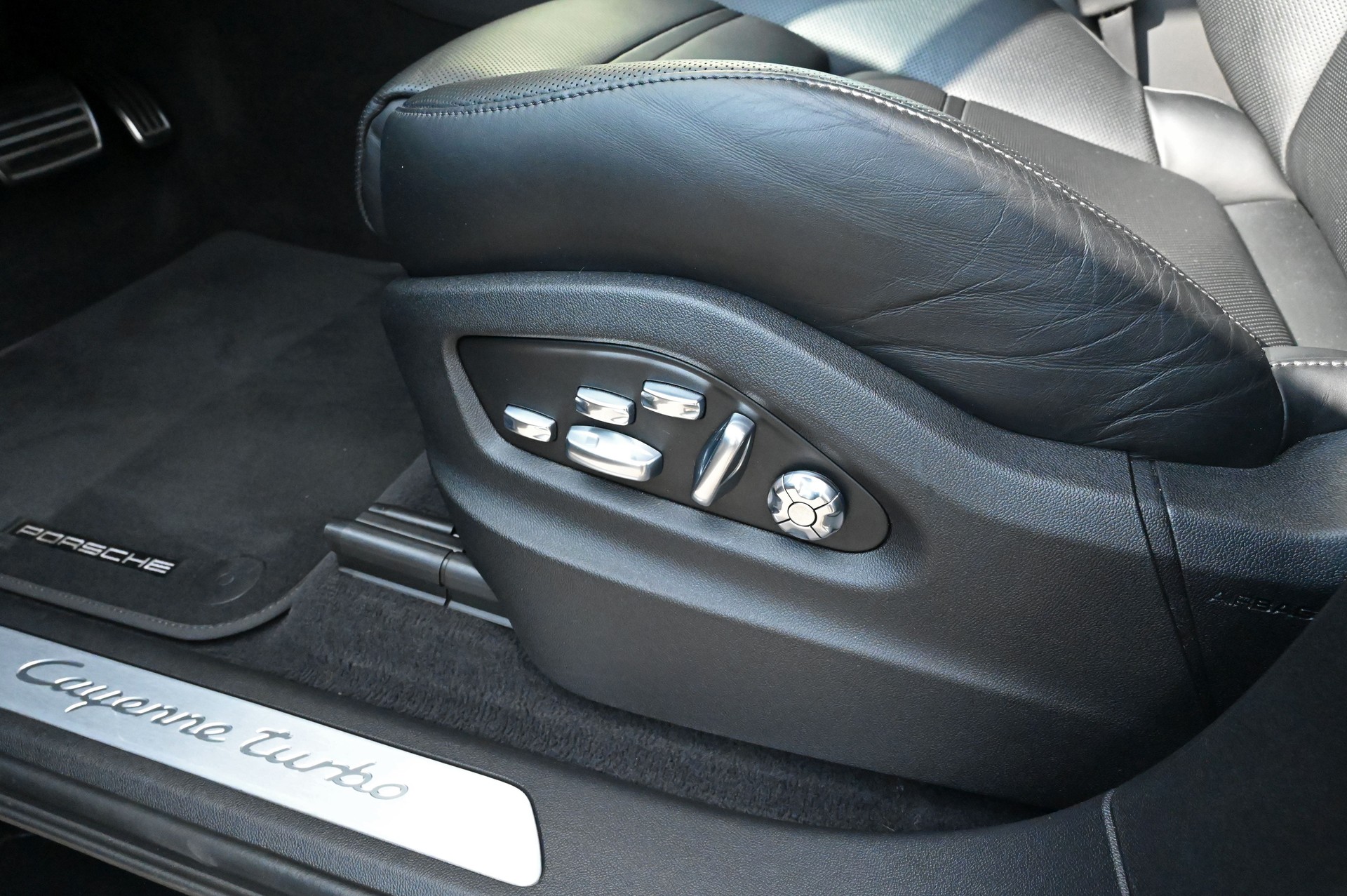 PORSCHE Cayenne Turbo-image-16