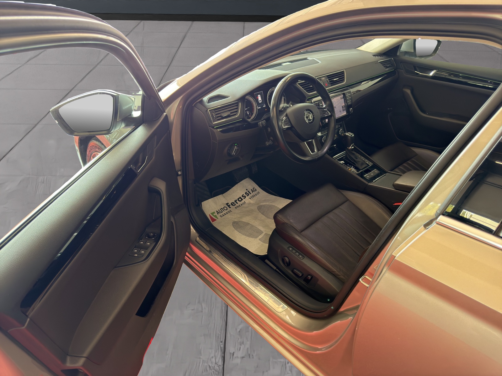 SKODA Superb Combi 2.0 TSI L&K DSG 4x4-image-30