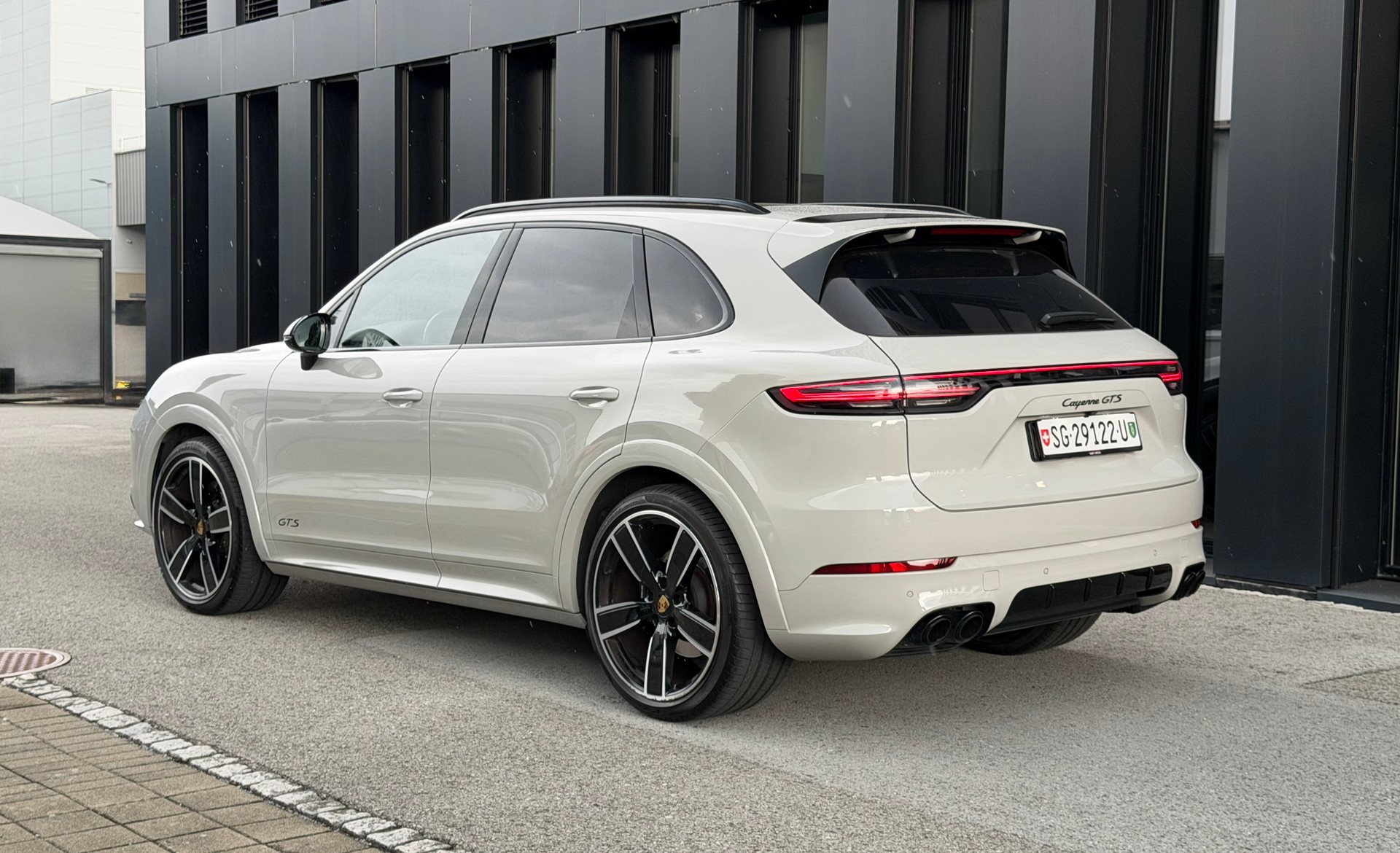 PORSCHE Cayenne GTS / ♦️V8 Motor*seltene Farbe Kreide*Topausstattung♦️-showroom-element-1