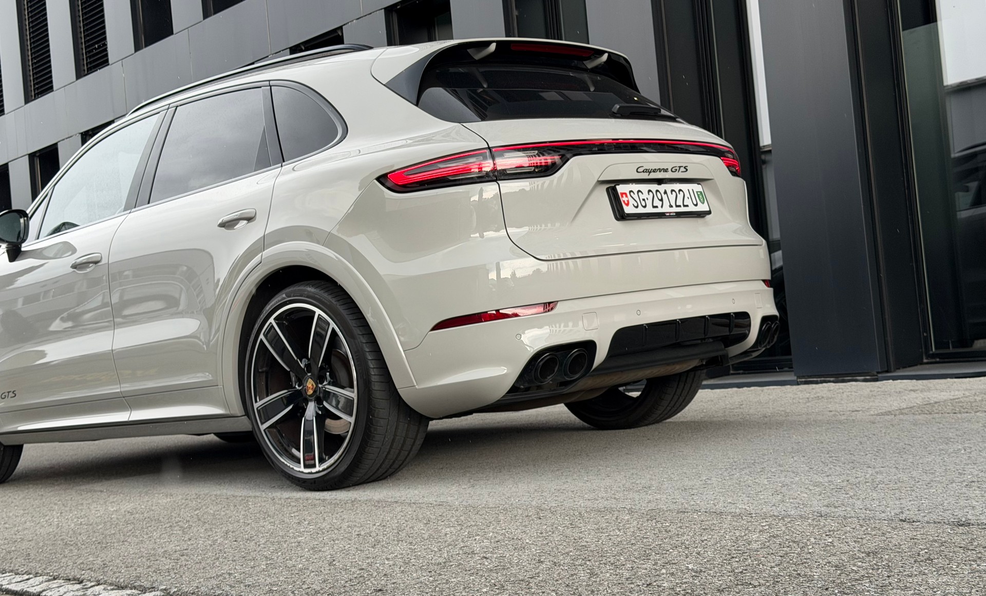 PORSCHE Cayenne GTS / ♦️V8 Motor*seltene Farbe Kreide*Topausstattung♦️-showroom-element-3