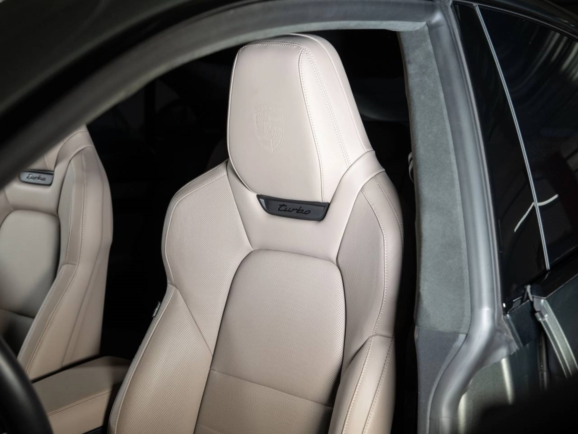 PORSCHE Macan Turbo-image-15