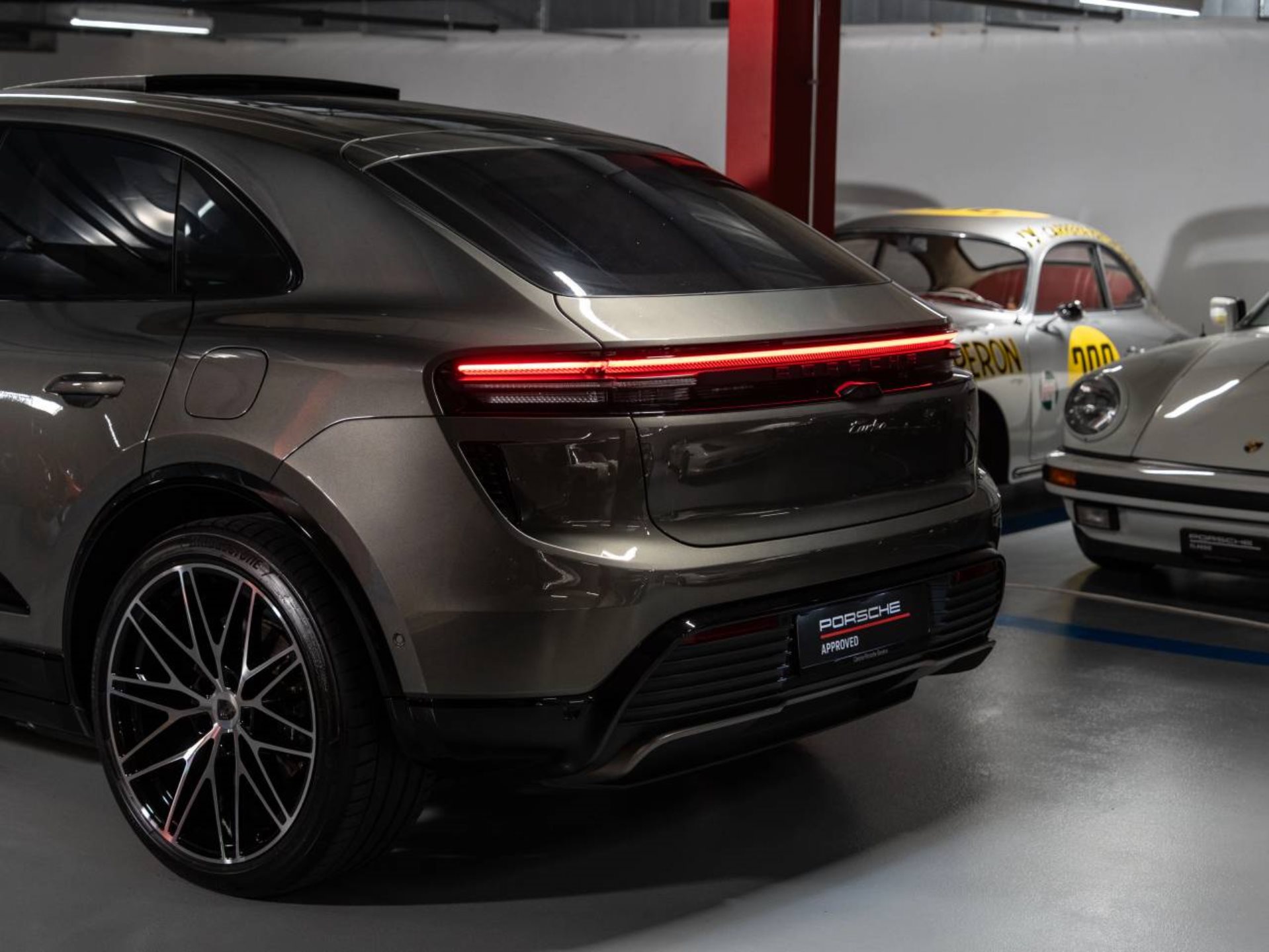 PORSCHE Macan Turbo-image-23