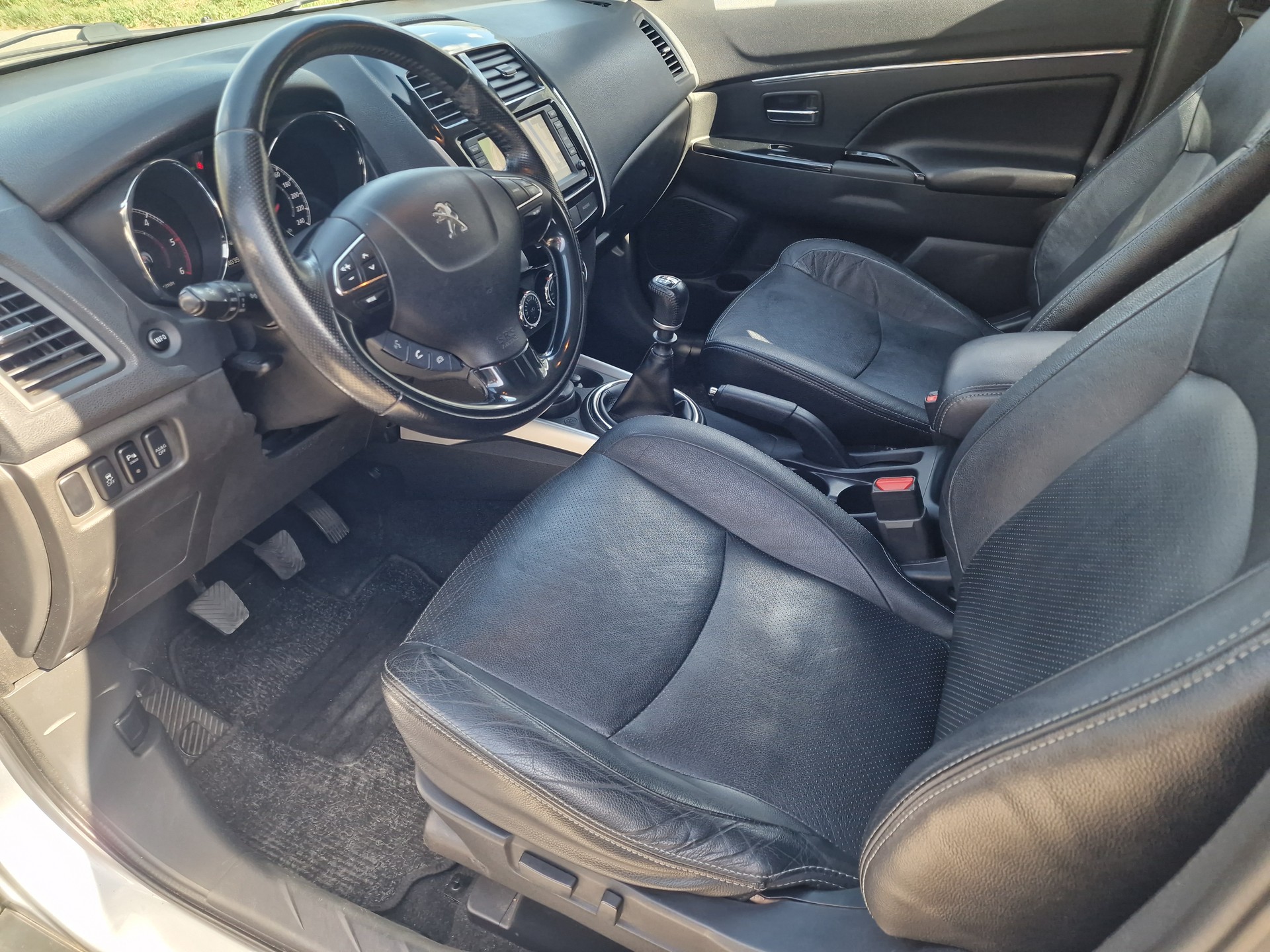 PEUGEOT 4008 1.8 HDi Allure 4WD-image-6