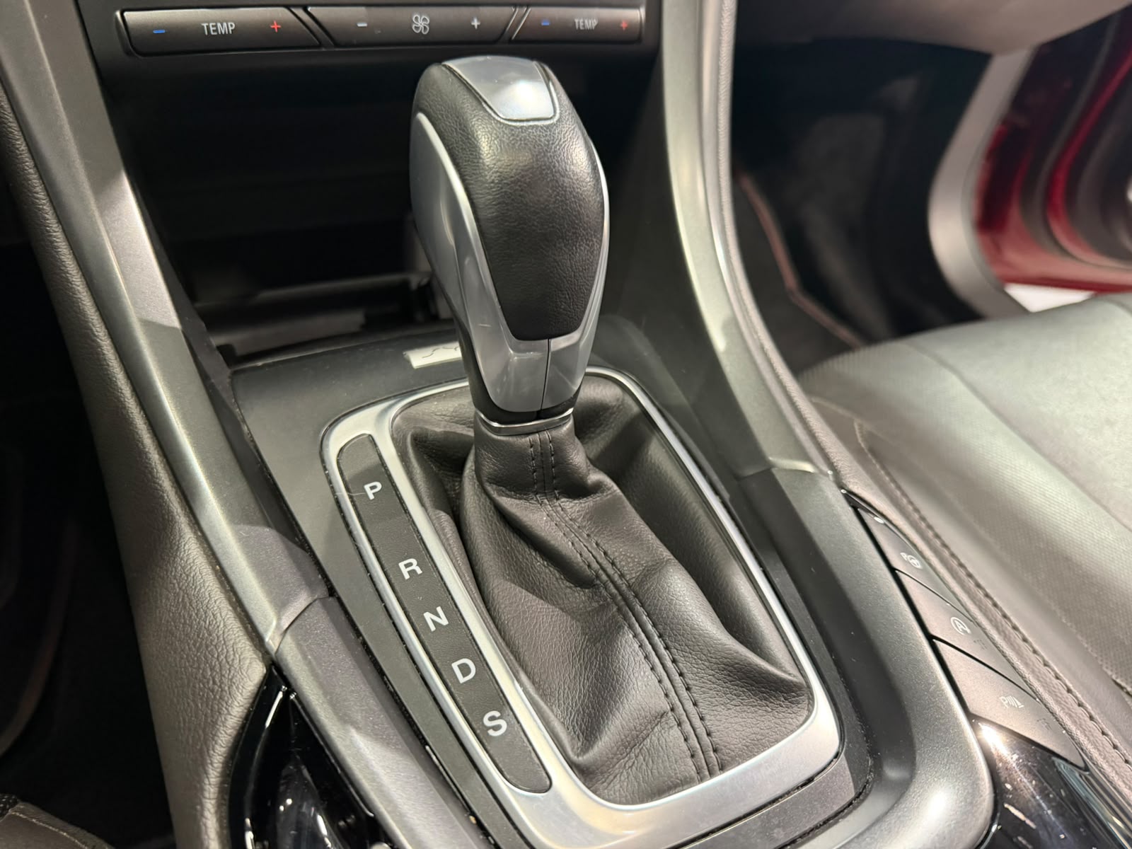 FORD Mondeo 2.0 TDCi Titanium AWD PowerShift (CH)-image-26