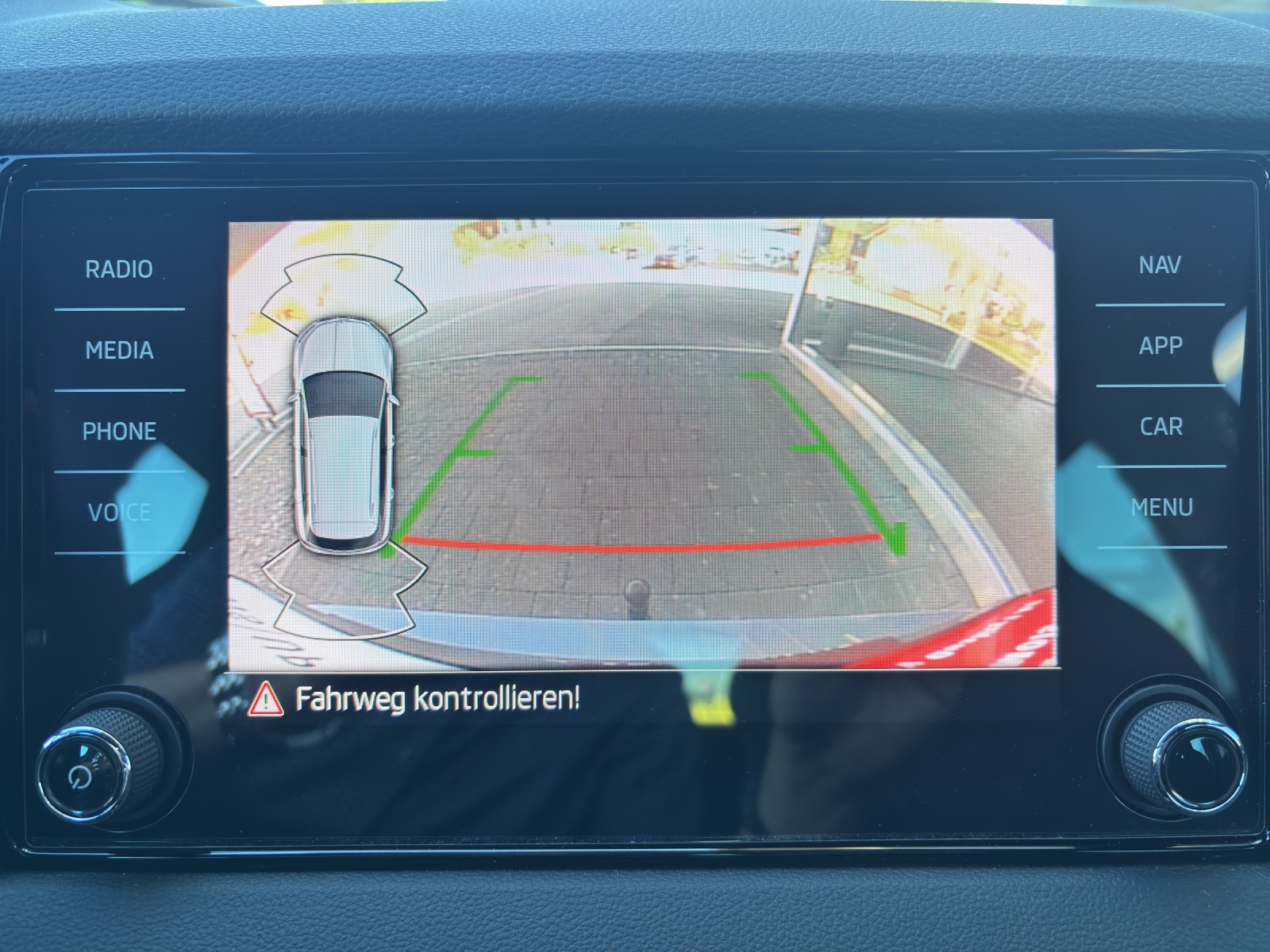 SKODA New Karoq 2.0 TSI SportLine 4x4 DSG mit AHK, Fahrerassistenzpaket & Rückfahrkamera-image-23