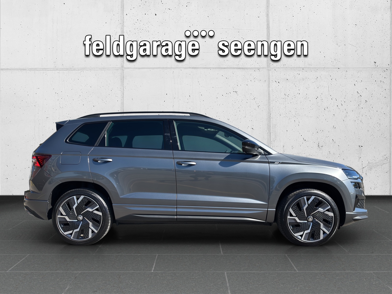 SKODA New Karoq 2.0 TSI SportLine 4x4 DSG mit AHK, Fahrerassistenzpaket & Rückfahrkamera-showroom-element-3