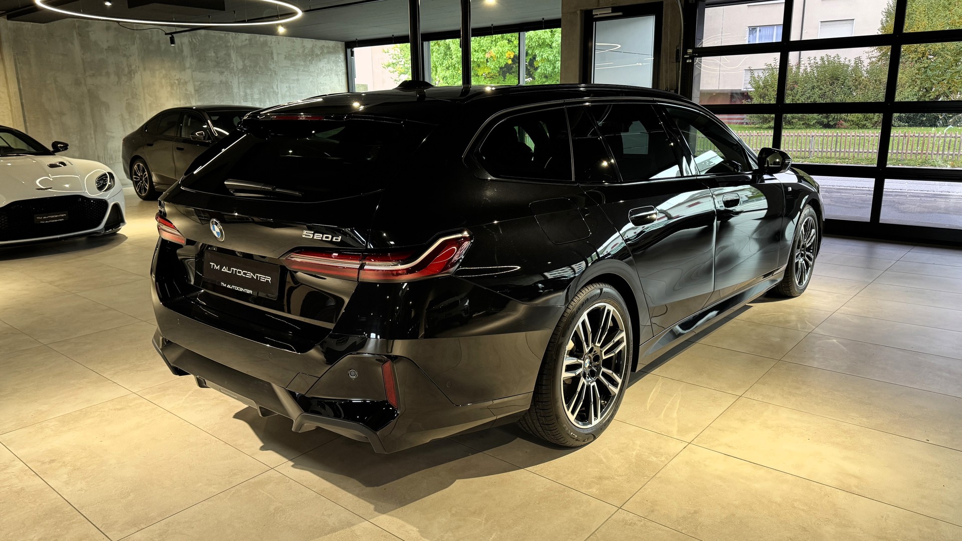 BMW 520d xDrive 48V Touring M Sport Steptronic-image-2