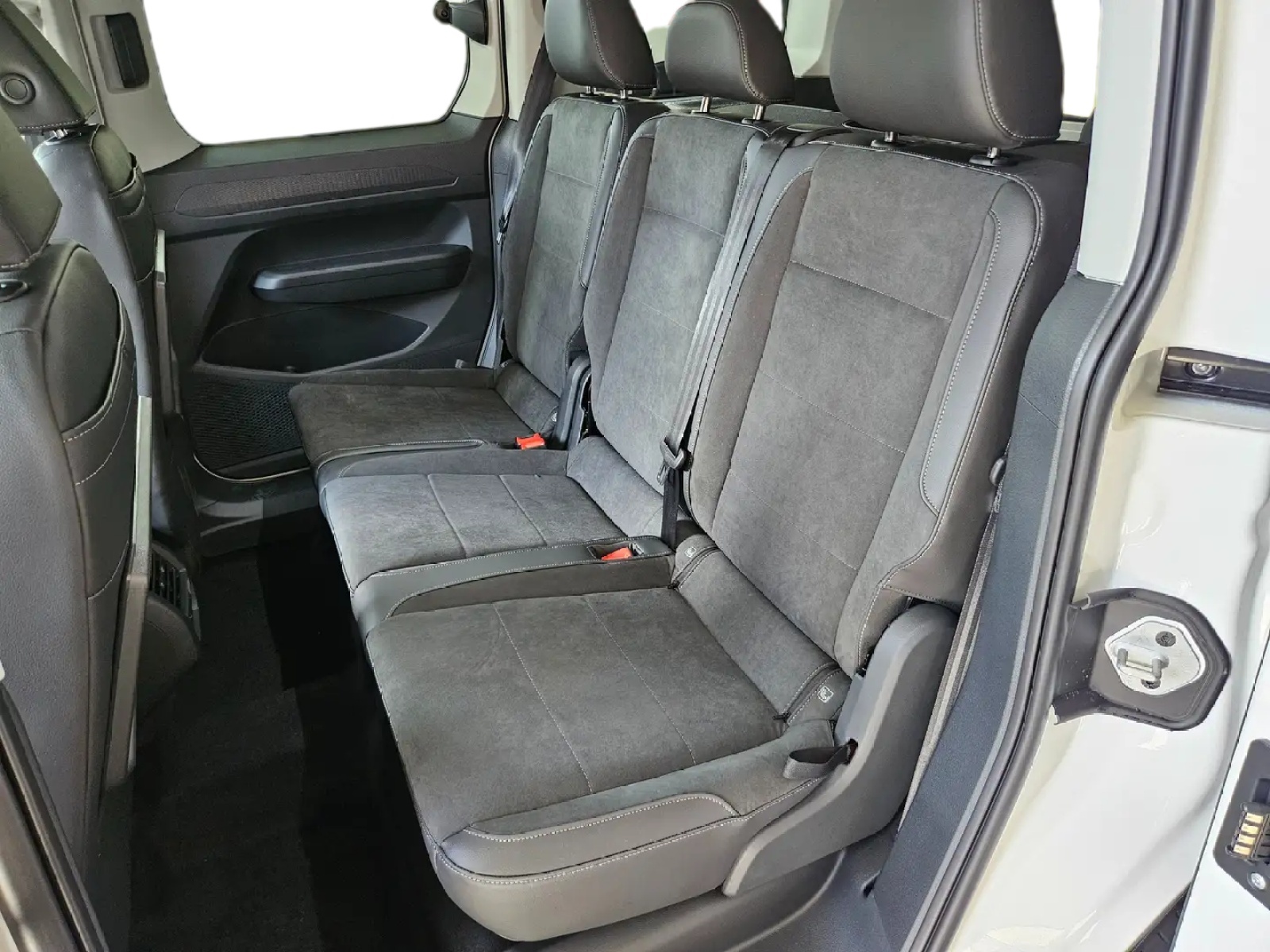 VW Caddy 1.5 TSI Plug in Hybrid Edition DSG-image-11