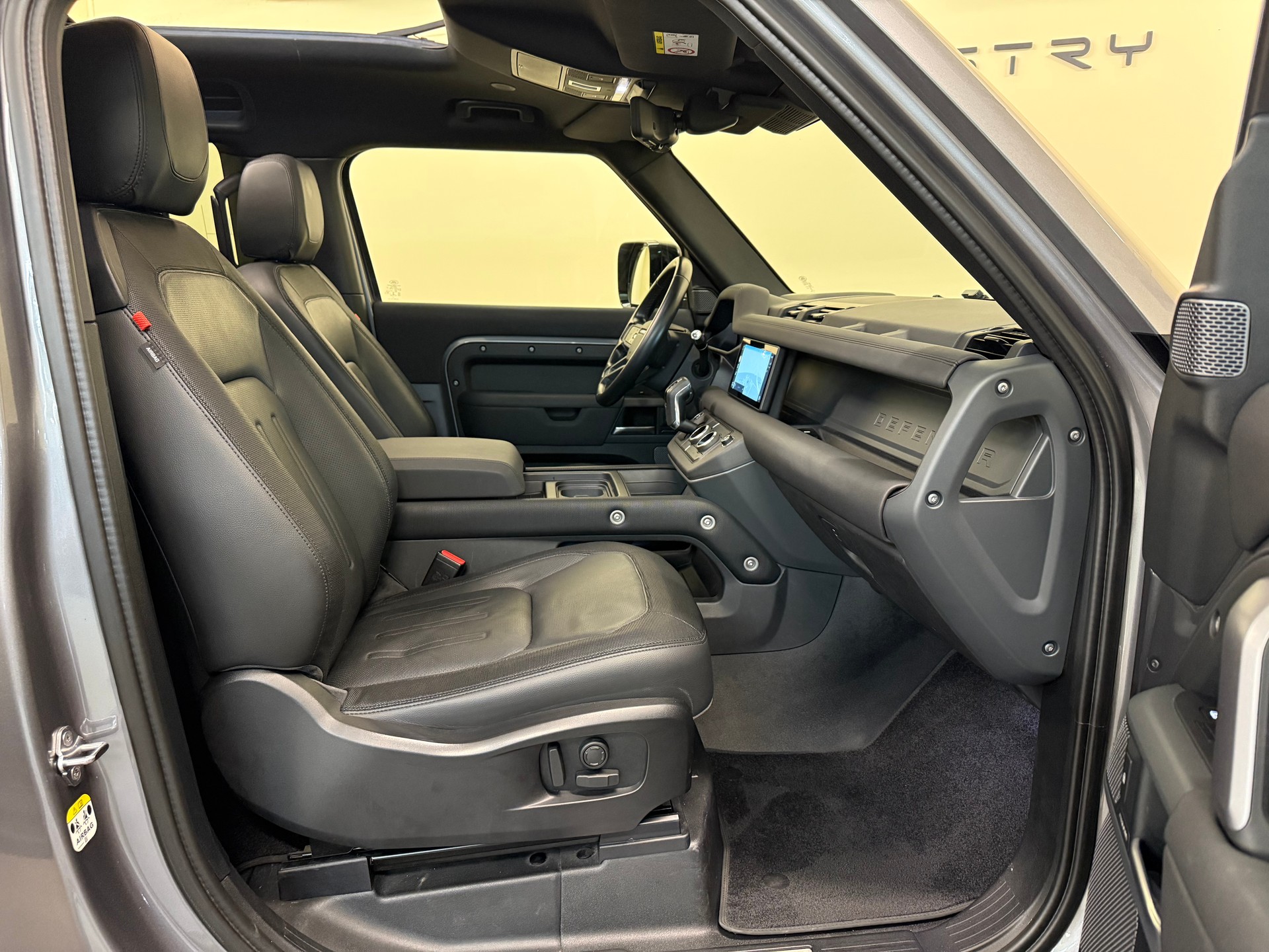 LAND ROVER Defender 90 P300 Si4 X-Dynamic SE AT8-image-25