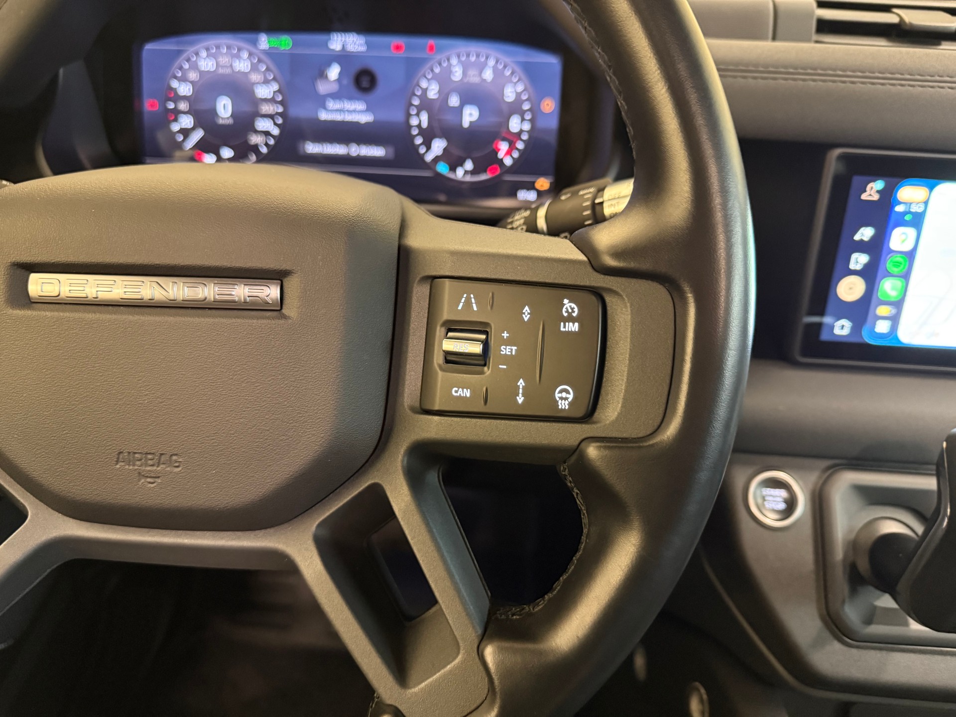 LAND ROVER Defender 90 P300 Si4 X-Dynamic SE AT8-image-21