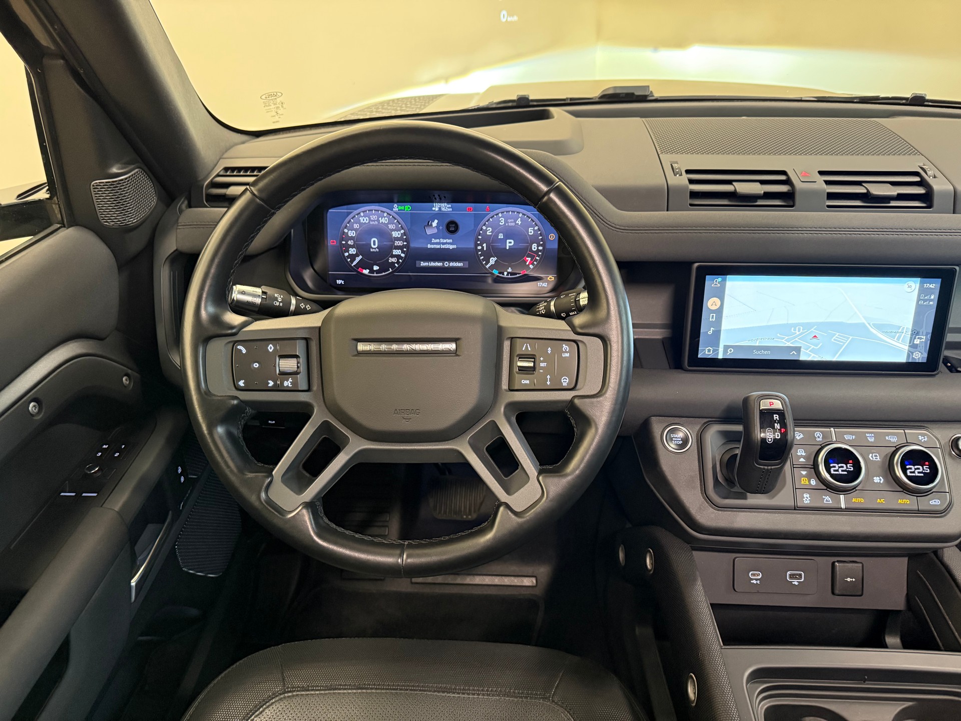 LAND ROVER Defender 90 P300 Si4 X-Dynamic SE AT8-image-19