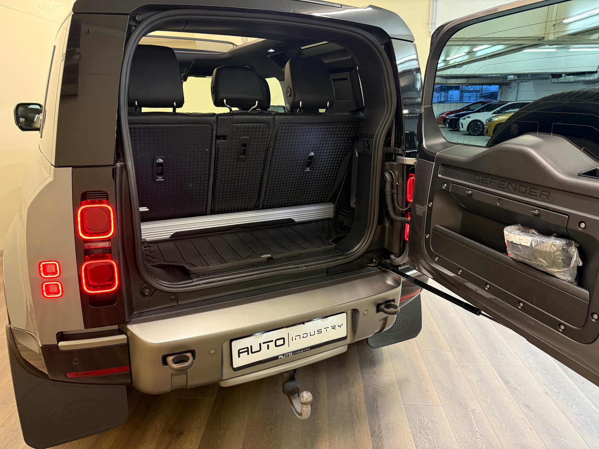 LAND ROVER Defender 90 P300 Si4 X-Dynamic SE AT8-image-5