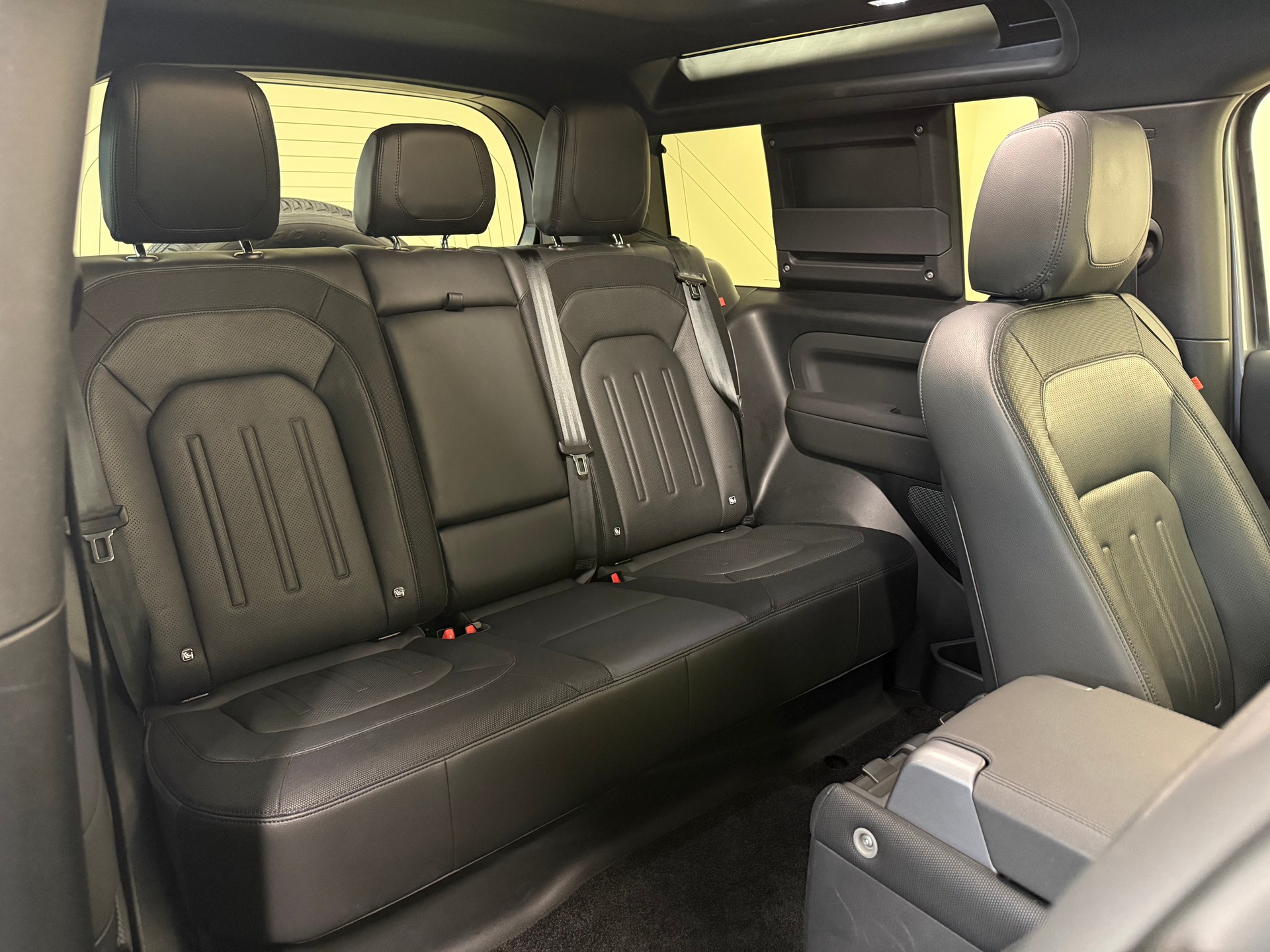 LAND ROVER Defender 90 P300 Si4 X-Dynamic SE AT8-image-27