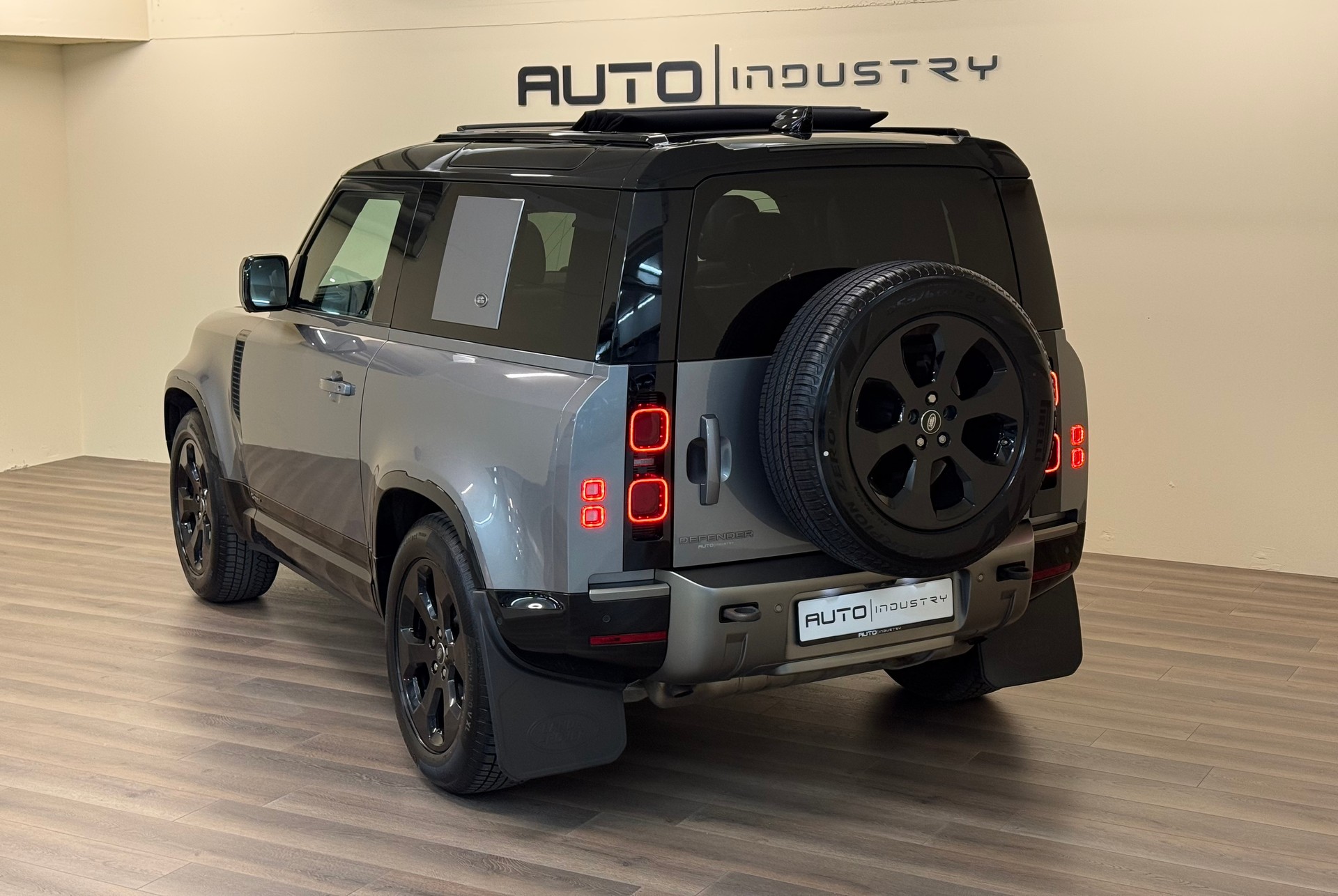 LAND ROVER Defender 90 P300 Si4 X-Dynamic SE AT8-image-11