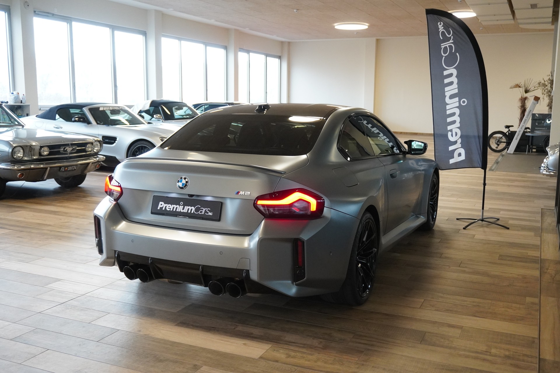 BMW M2 Steptronic-showroom-element-3