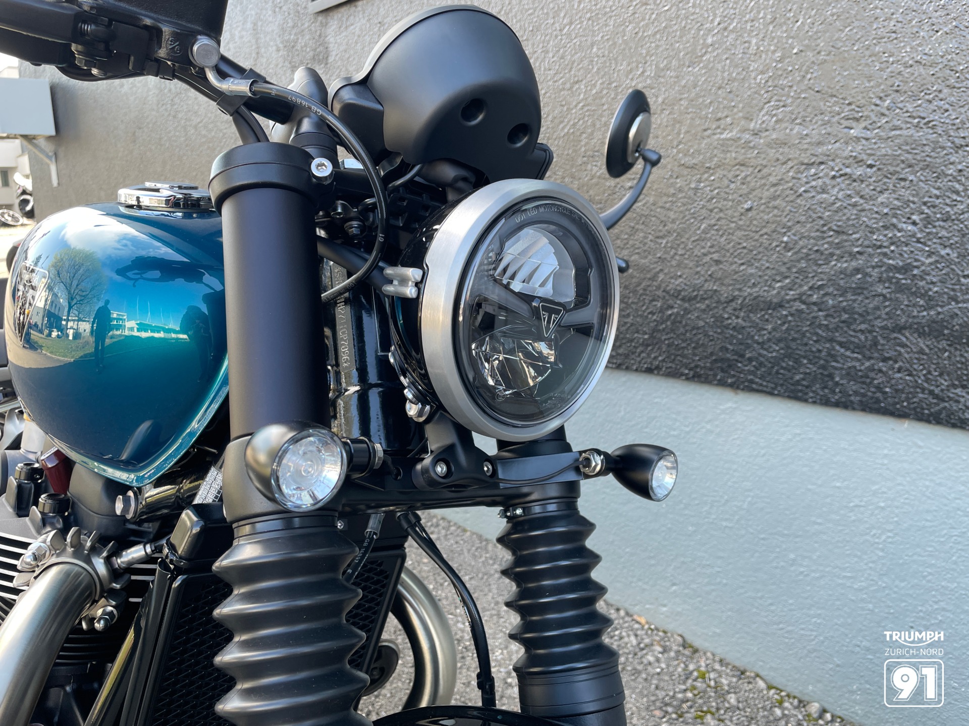 TRIUMPH Triumph Bonneville Bobber 1200-showroom-element-3