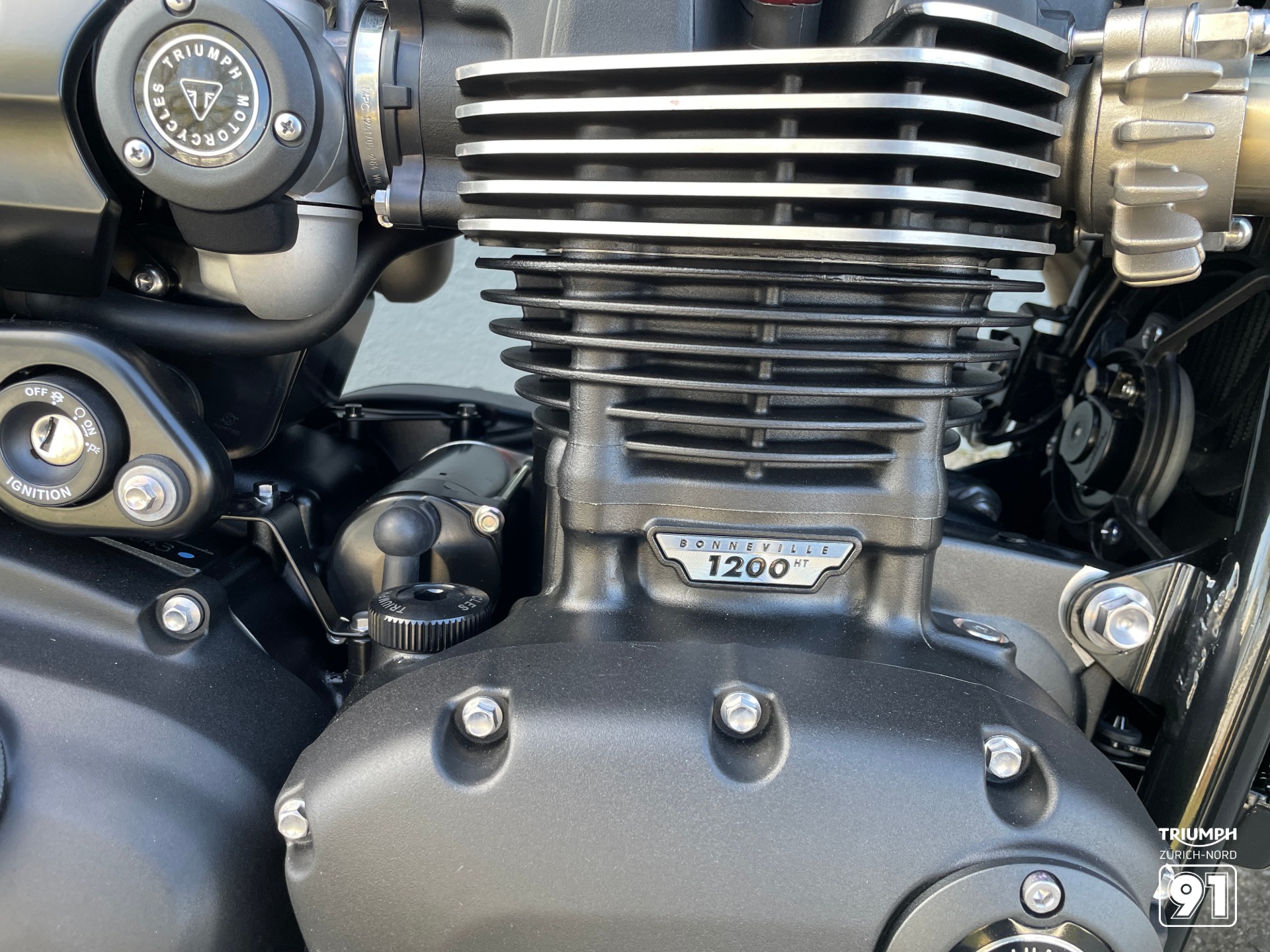 TRIUMPH Triumph Bonneville Bobber 1200-image-8