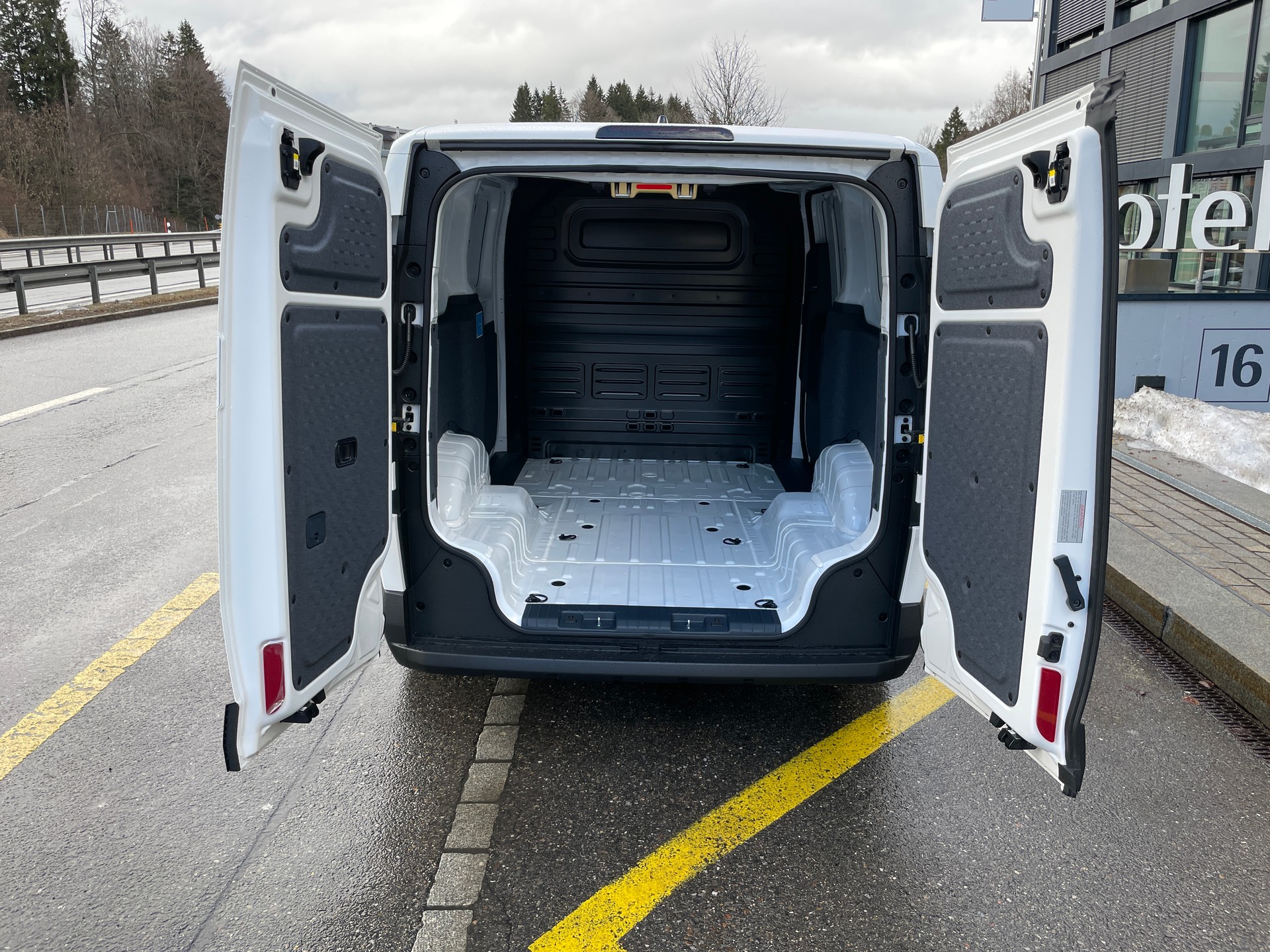 KIA PV5 Cargo 51.2 kWh Essential-image-7