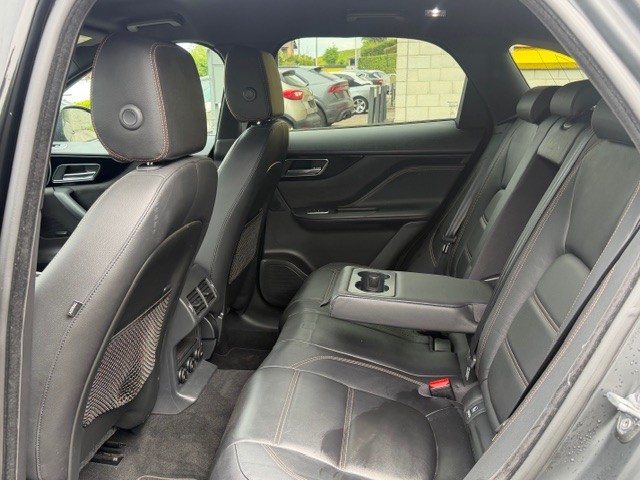 JAGUAR F-Pace 25d Prestige AWD Automatik-image-6