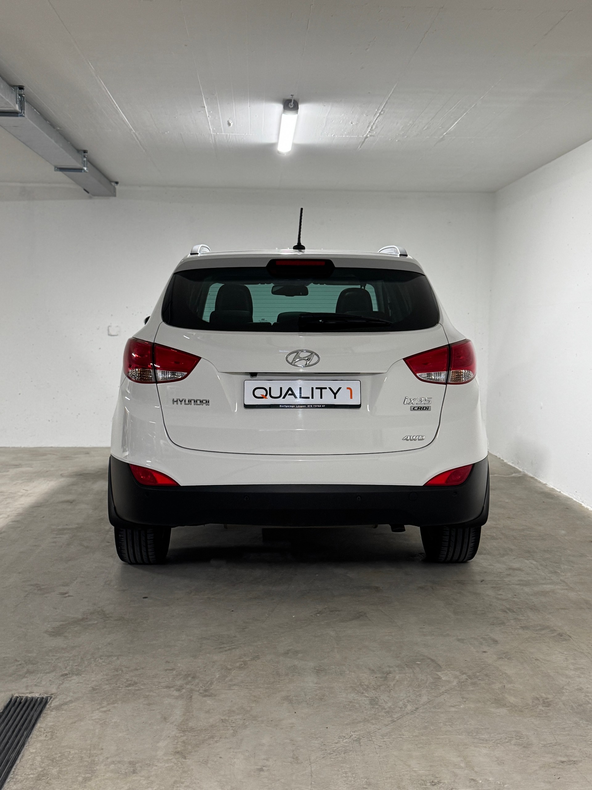 HYUNDAI iX 35 2.0 CRDi Premium 4WD Automatic-image-3