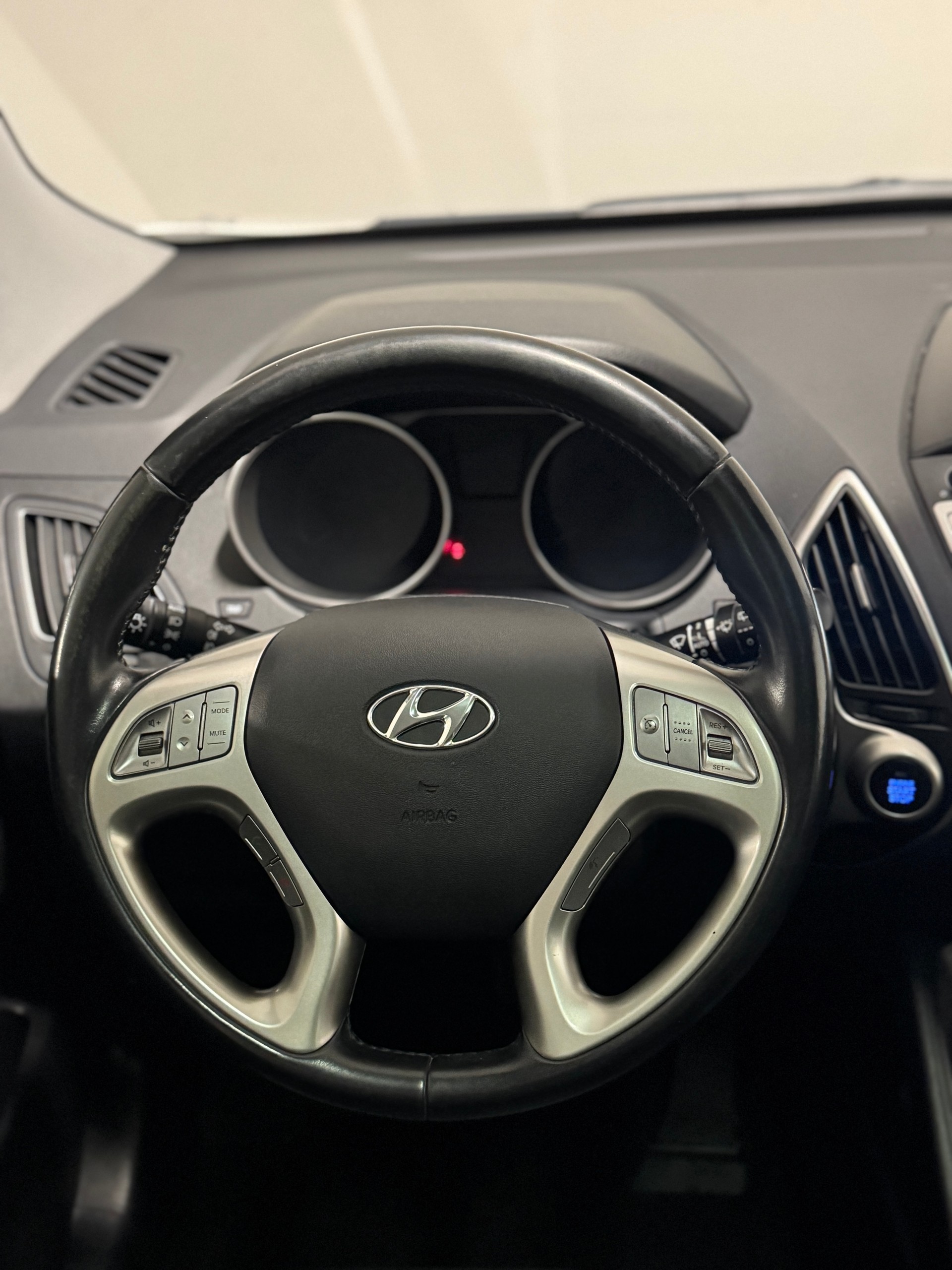 HYUNDAI iX 35 2.0 CRDi Premium 4WD Automatic-image-10