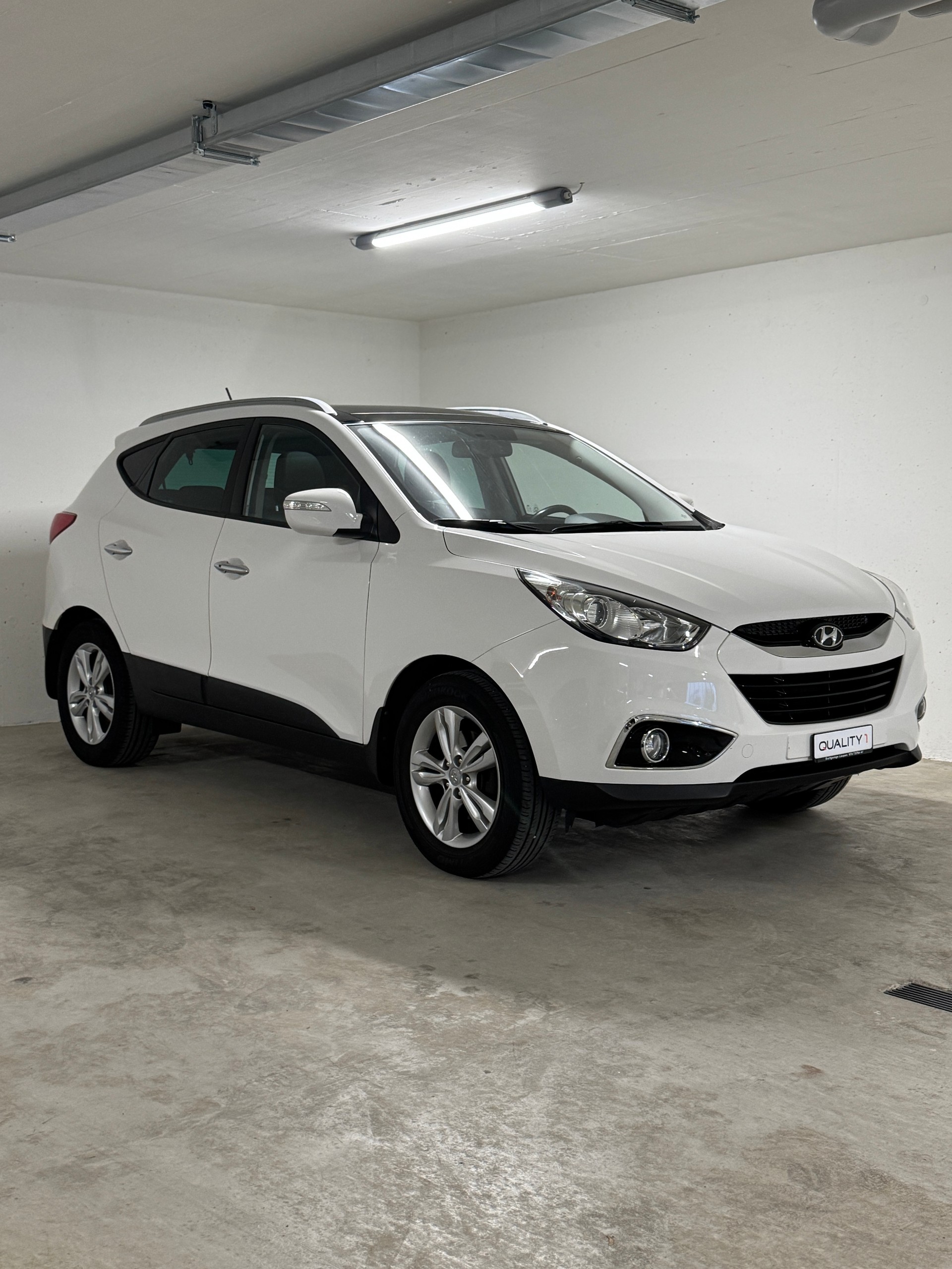 HYUNDAI iX 35 2.0 CRDi Premium 4WD Automatic-image-2