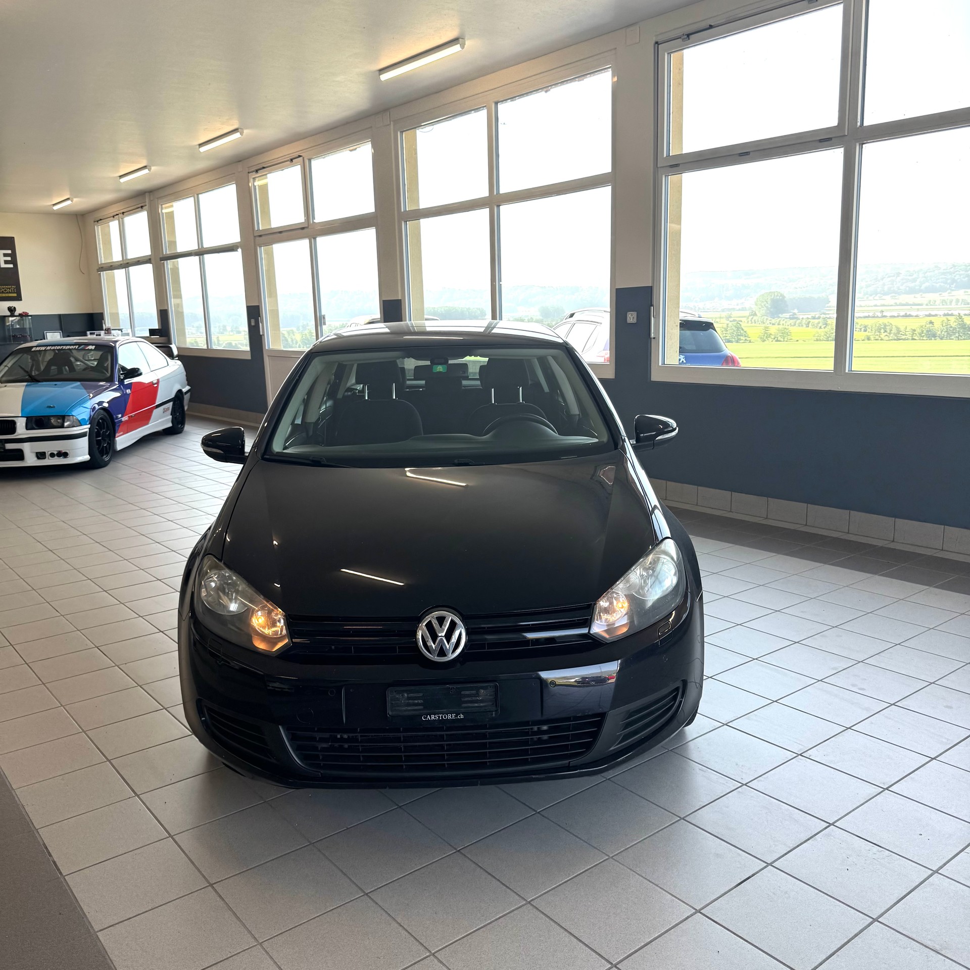 VW GOLF-showroom-element-1