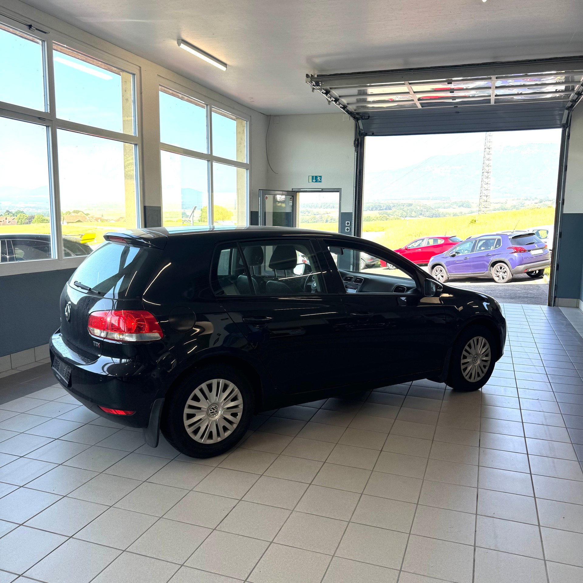 VW GOLF-showroom-element-3