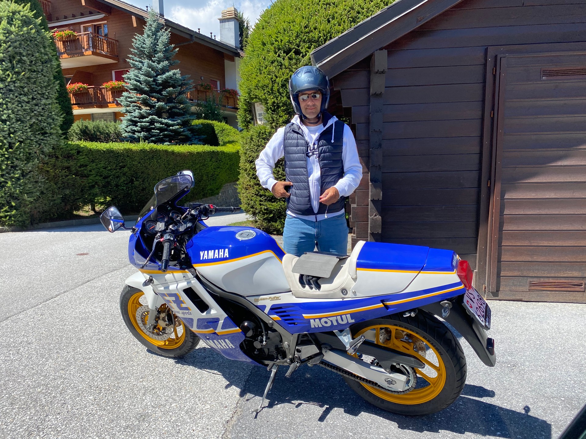 YAMAHA FZ 750-image-1