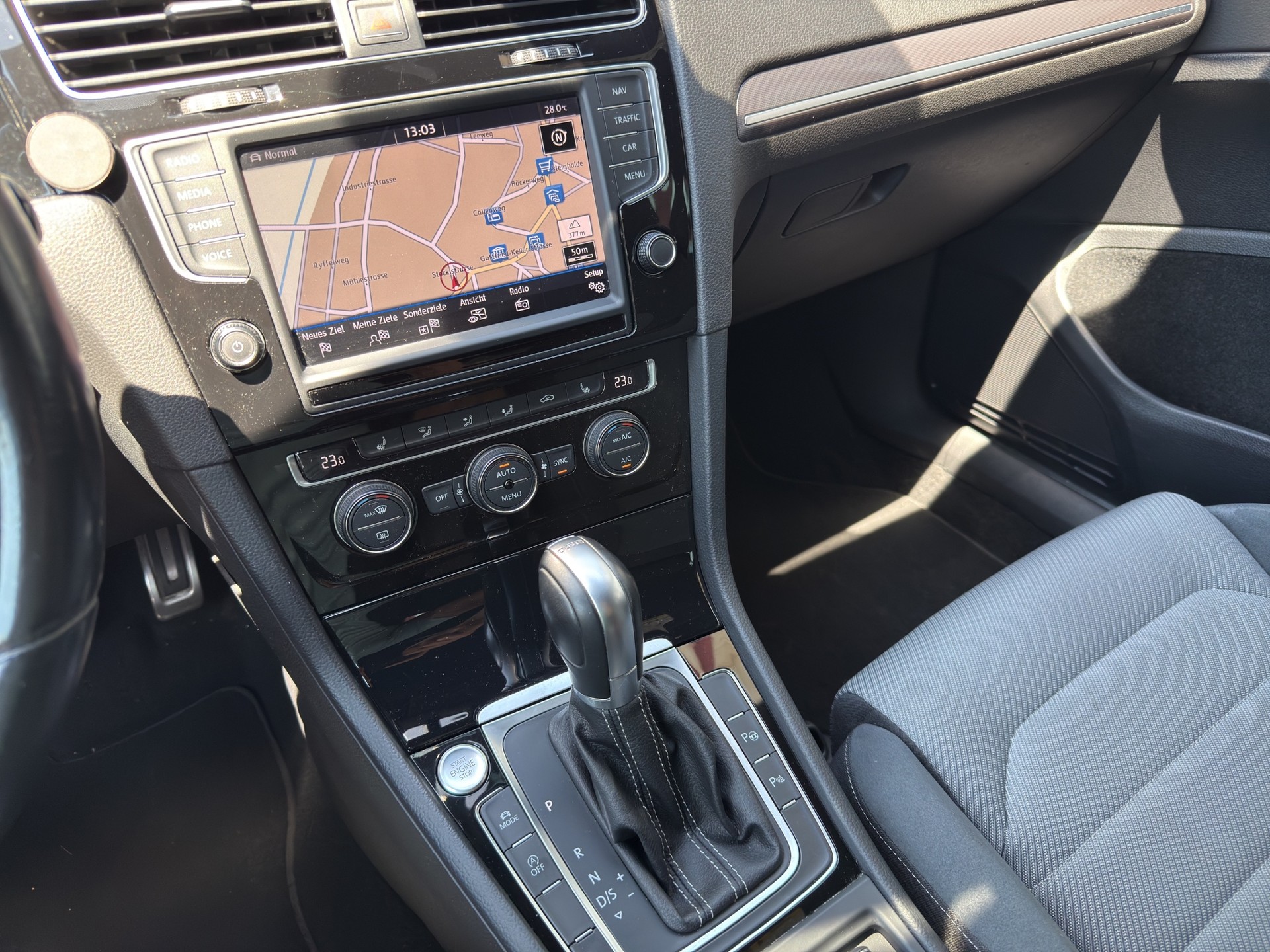 VW Golf 1.4 TSI Allstar R-Line DSG * Garantie * 8 fach * frisch ab Service und MFK *-image-13