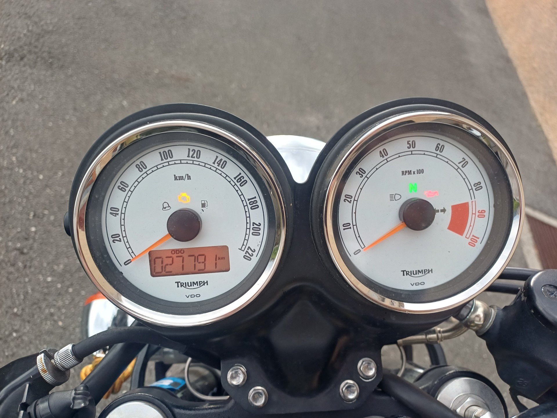 TRIUMPH 900-image-8