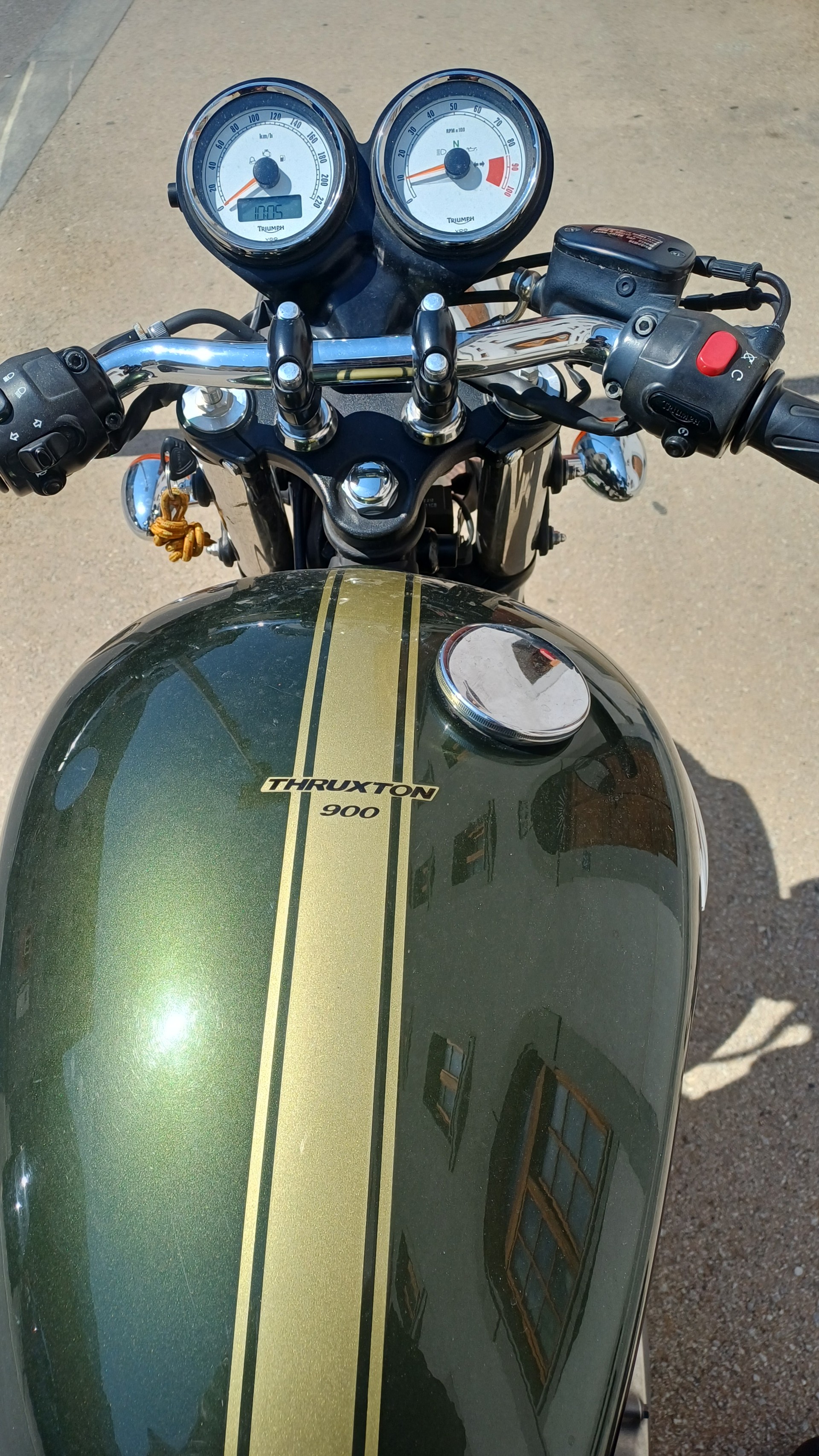 TRIUMPH 900-image-1