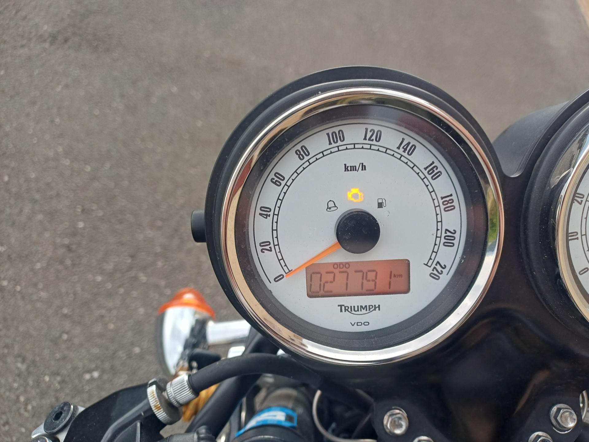 TRIUMPH 900-image-6