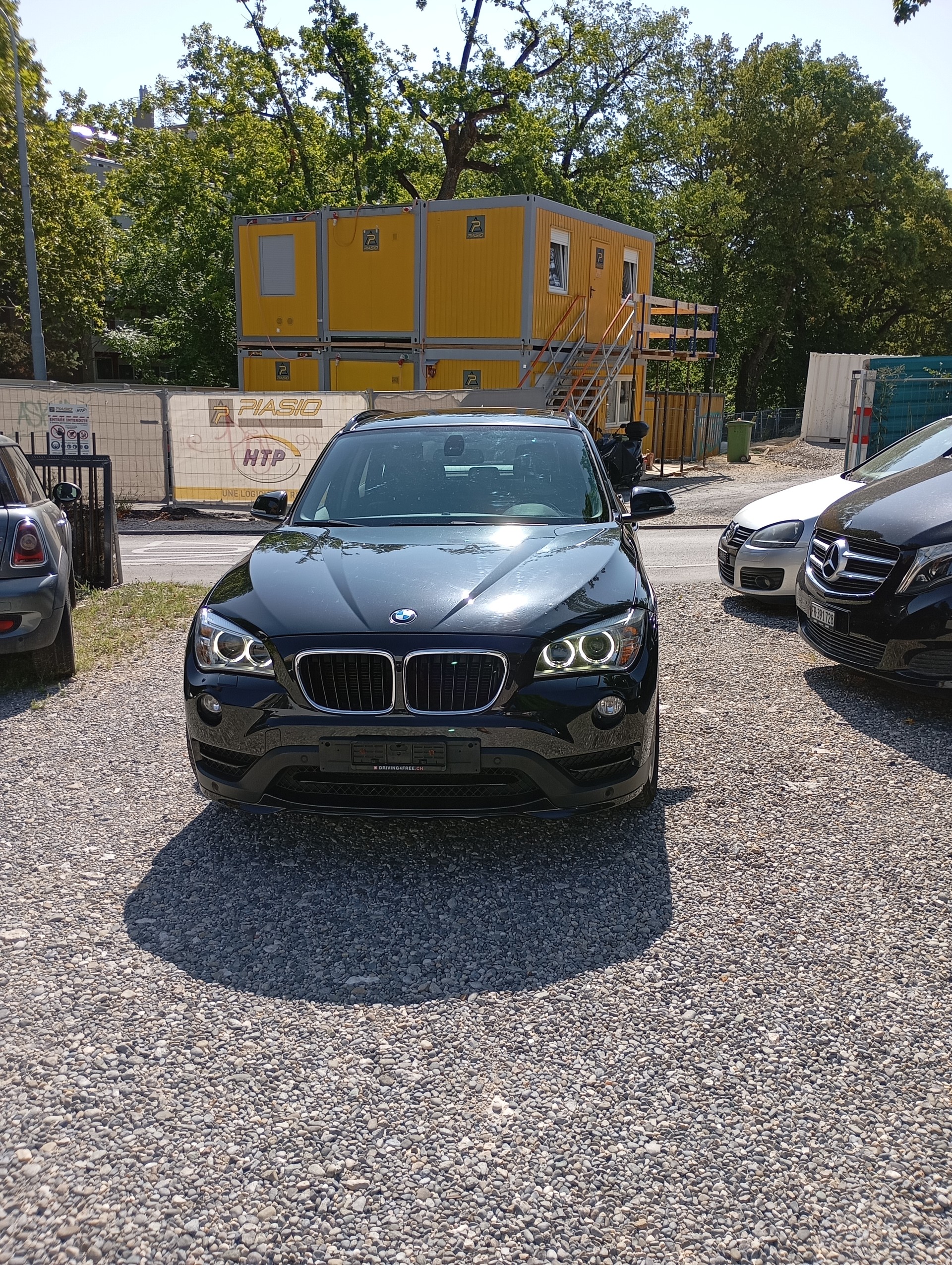 BMW XDrive 20D-showroom-element-1