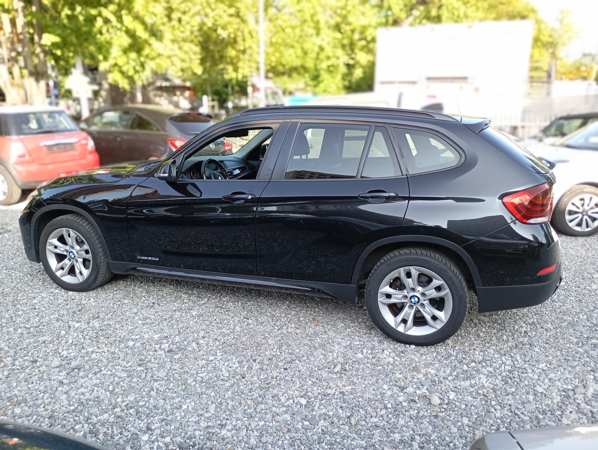 BMW XDrive 20D-showroom-element-2