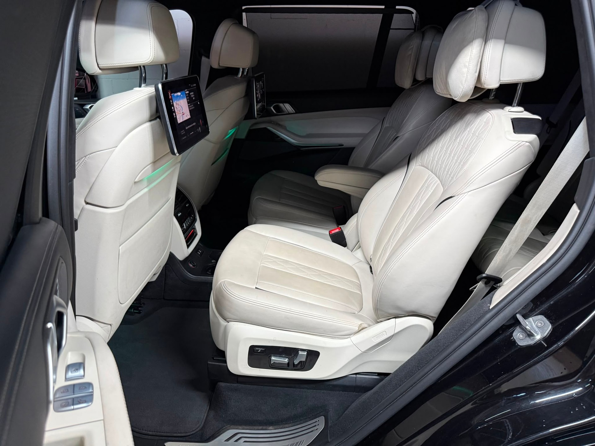 BMW X7 xDrive 30d Steptronic M- Sport / 6 Plätze / Sky Panorama / Laser Licht / back Screen / First Class Paket / AHG Etc..-image-17