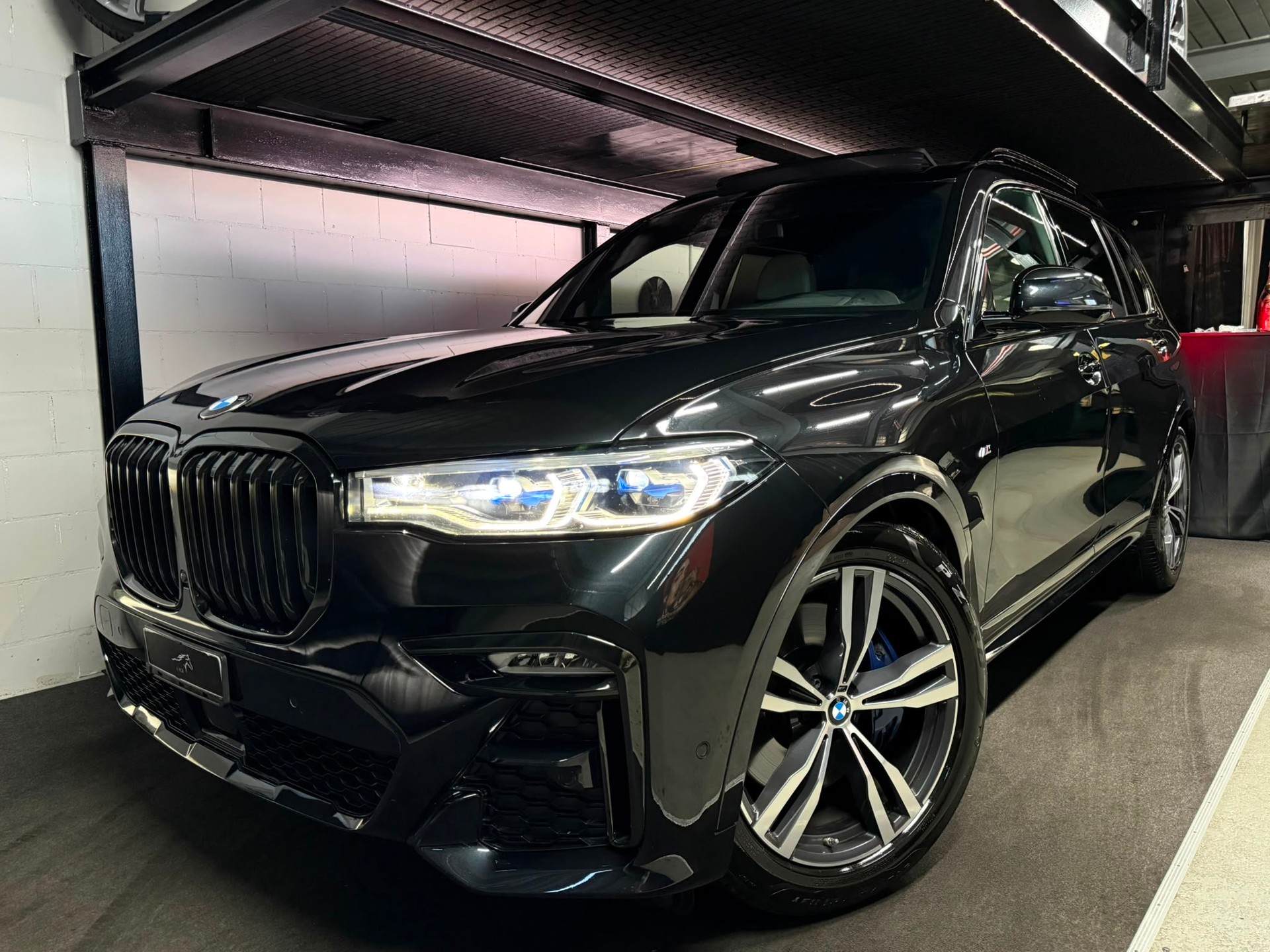 BMW X7 xDrive 30d Steptronic M- Sport / 6 Plätze / Sky Panorama / Laser Licht / back Screen / First Class Paket / AHG Etc..-showroom-element-1