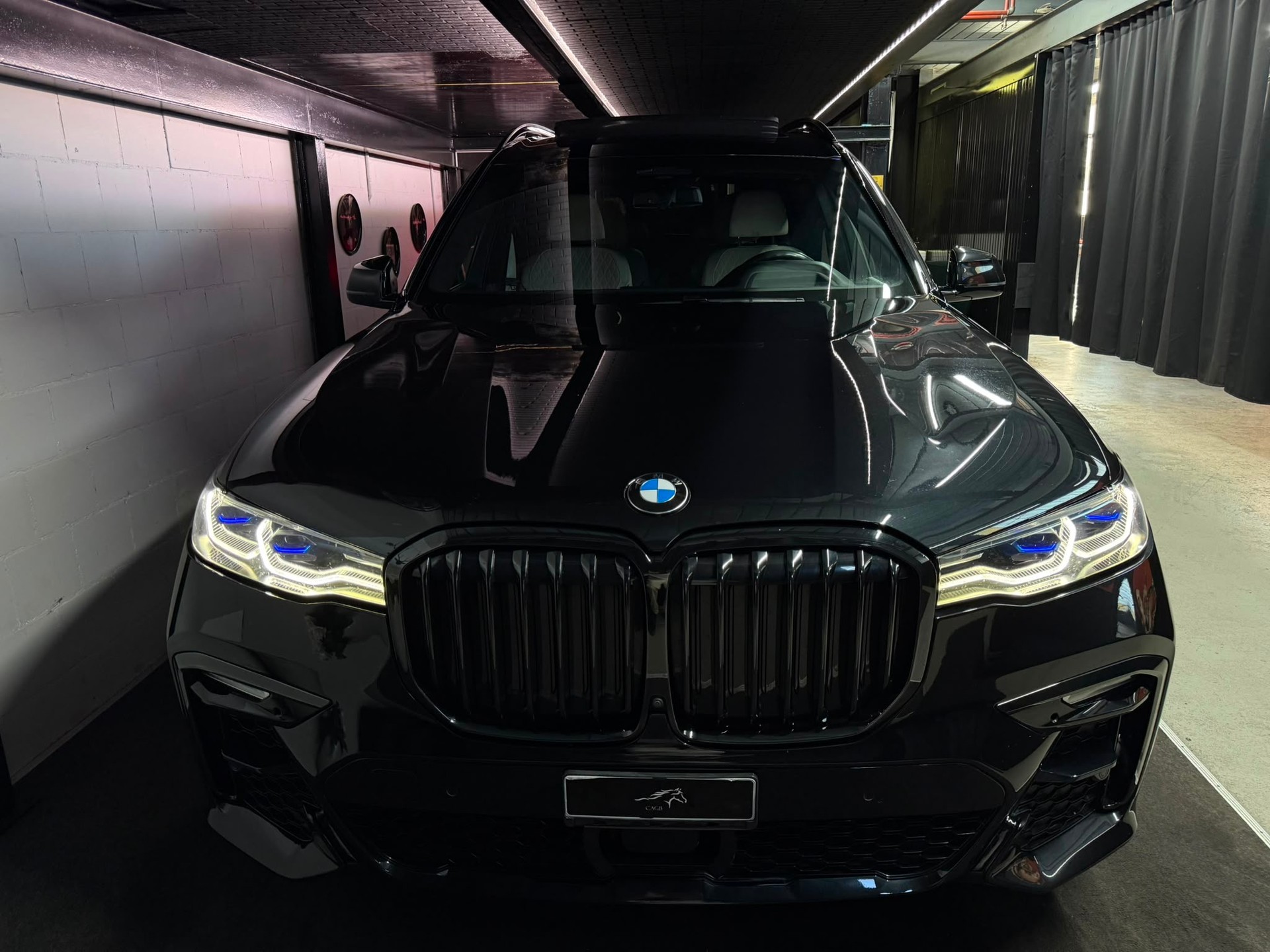 BMW X7 xDrive 30d Steptronic M- Sport / 6 Plätze / Sky Panorama / Laser Licht / back Screen / First Class Paket / AHG Etc..-showroom-element-3