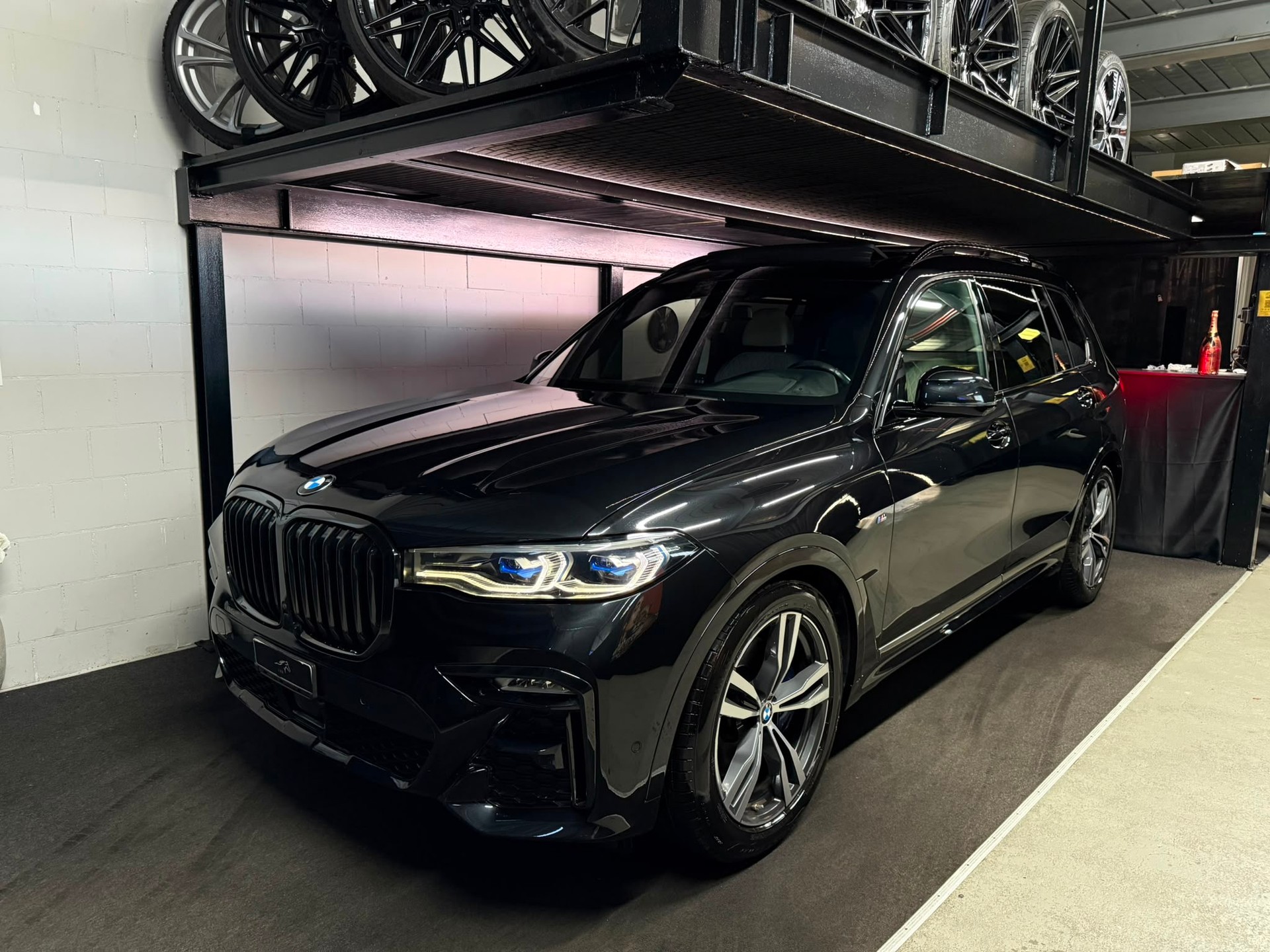 BMW X7 xDrive 30d Steptronic M- Sport / 6 Plätze / Sky Panorama / Laser Licht / back Screen / First Class Paket / AHG Etc..