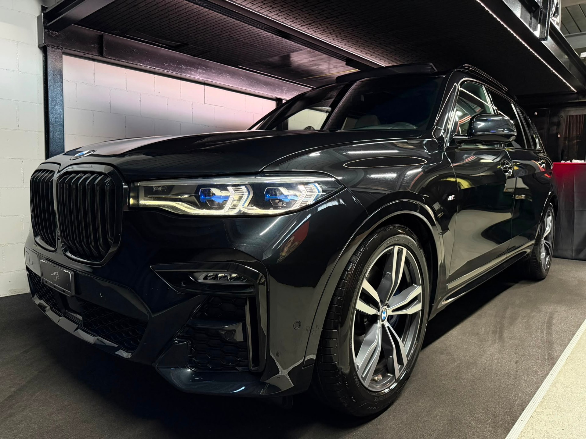 BMW X7 xDrive 30d Steptronic M- Sport / 6 Plätze / Sky Panorama / Laser Licht / back Screen / First Class Paket / AHG Etc..-showroom-element-2