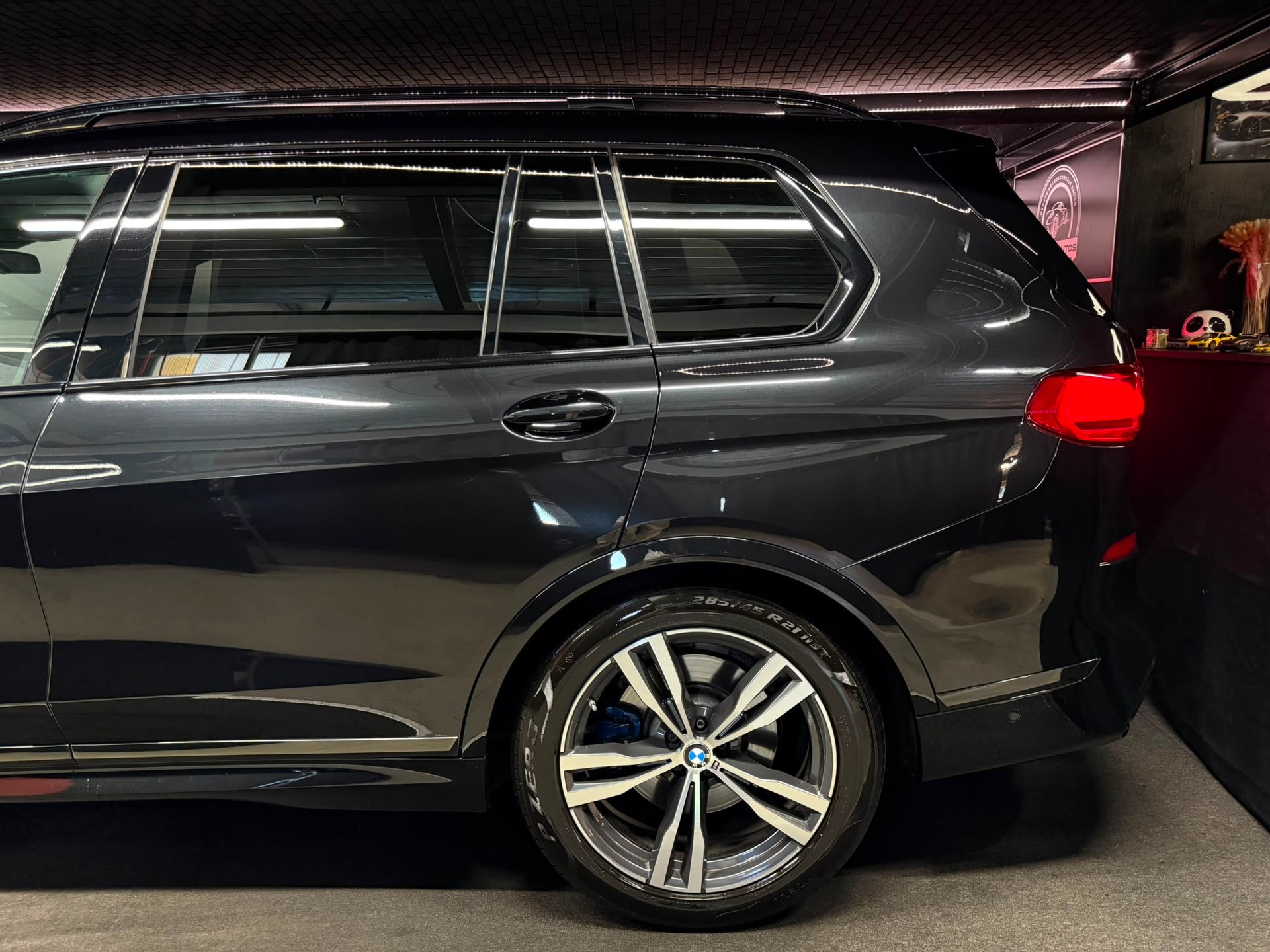 BMW X7 xDrive 30d Steptronic M- Sport / 6 Plätze / Sky Panorama / Laser Licht / back Screen / First Class Paket / AHG Etc..-image-7