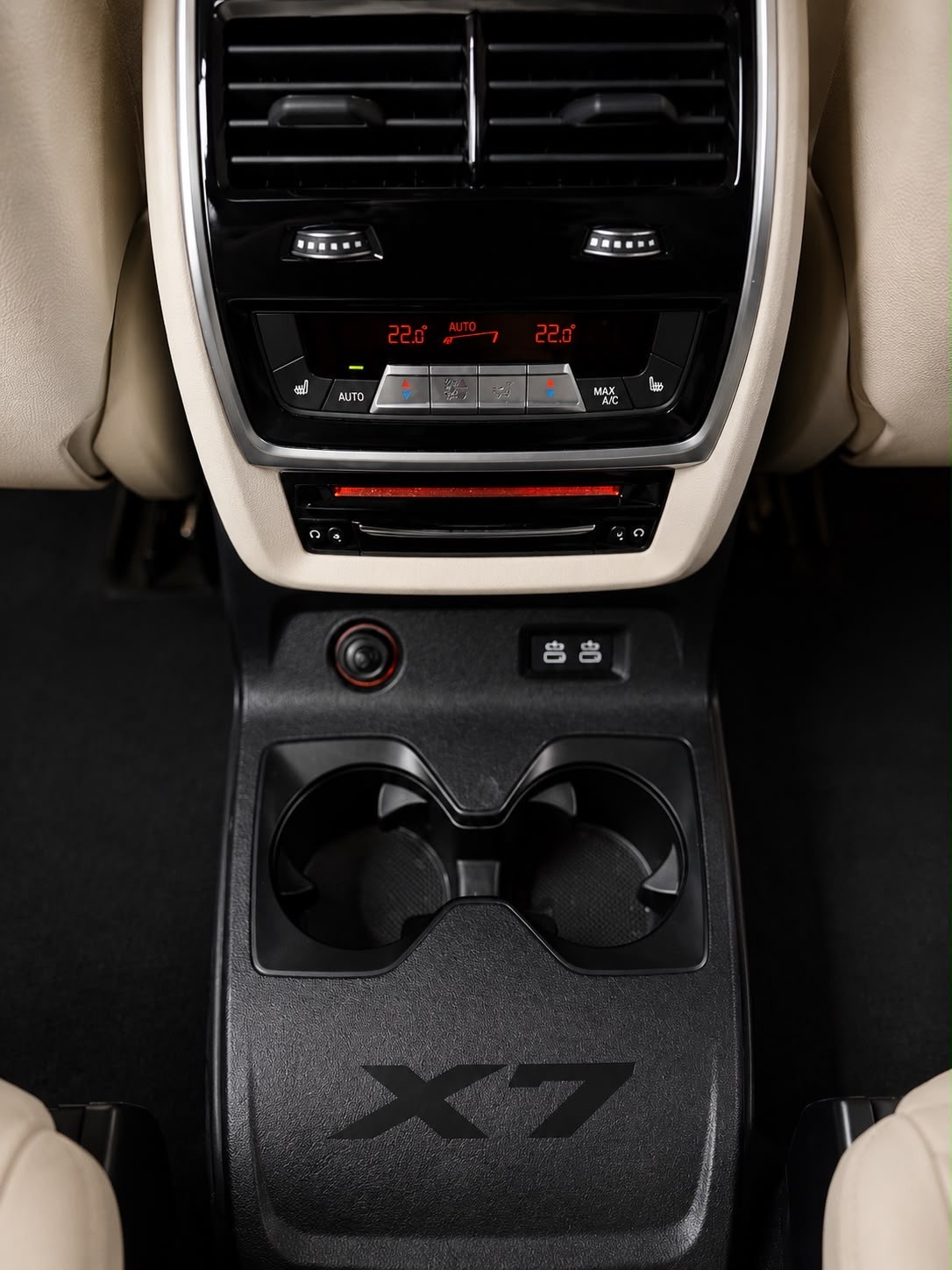 BMW X7 xDrive 30d Steptronic M- Sport / 6 Plätze / Sky Panorama / Laser Licht / back Screen / First Class Paket / AHG Etc..-image-24