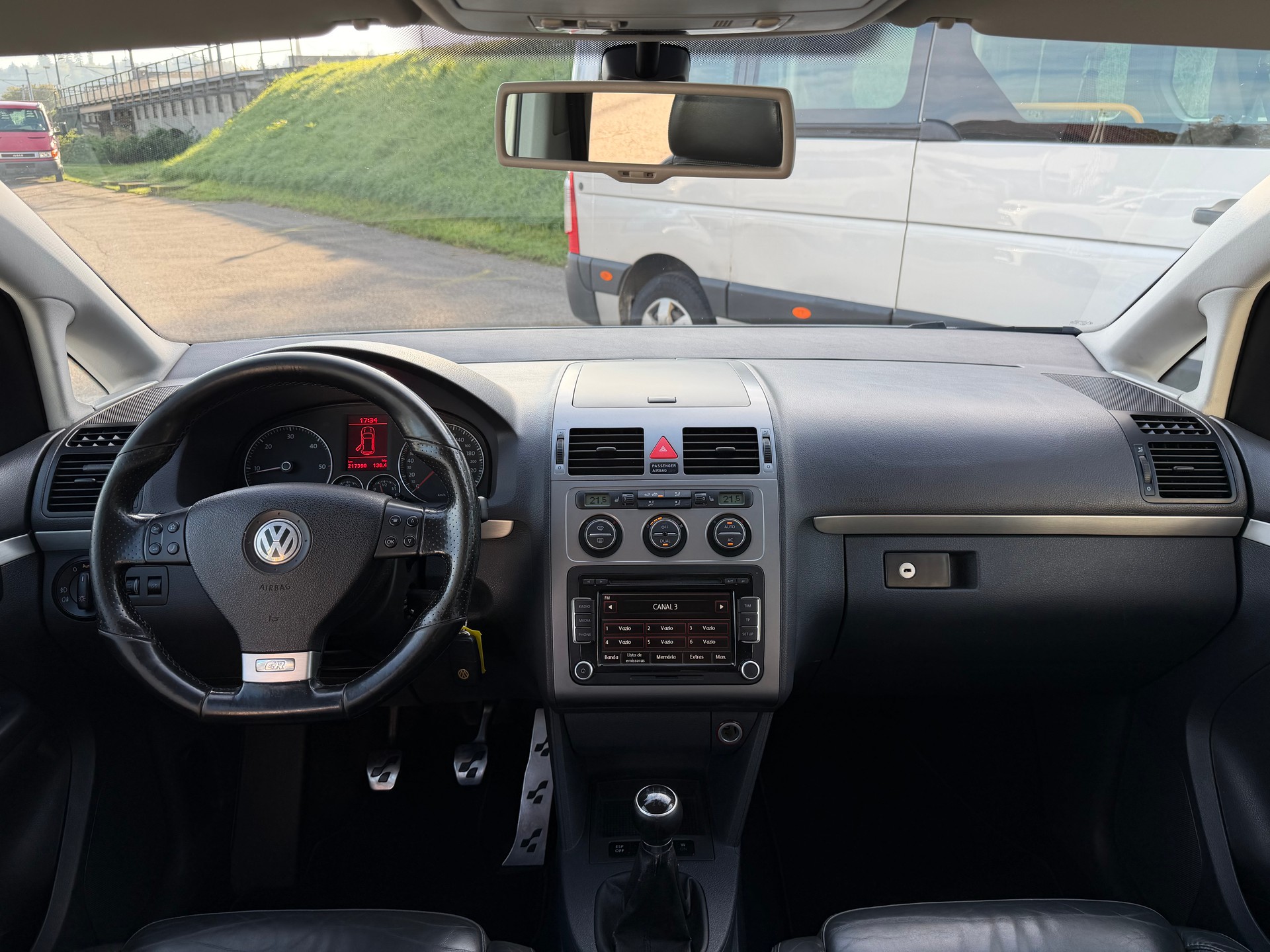 VW Touran 2.0 TDI Highline-image-11