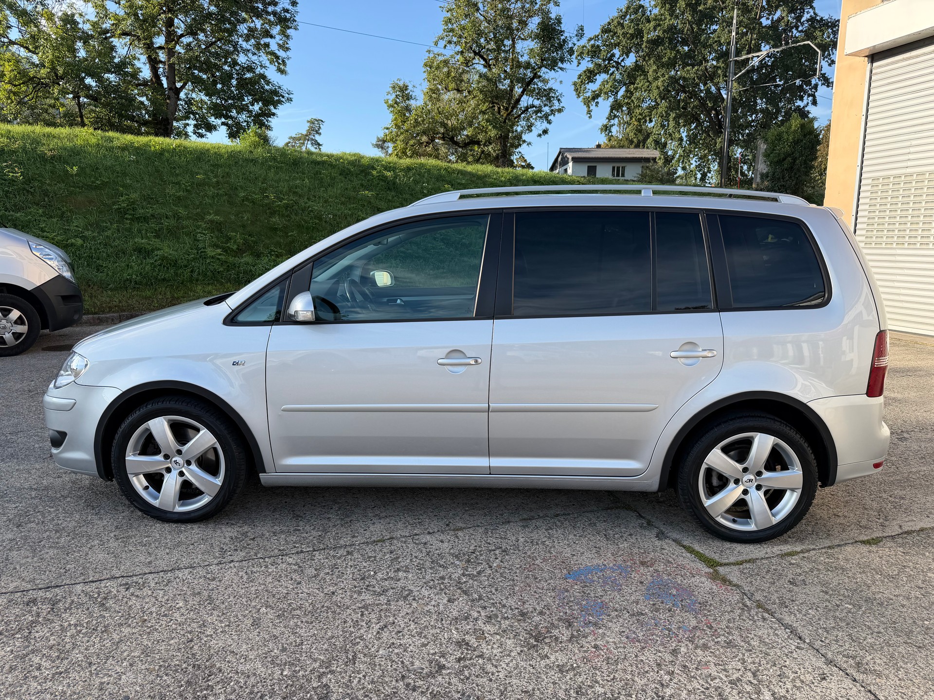 VW Touran 2.0 TDI Highline-showroom-element-1