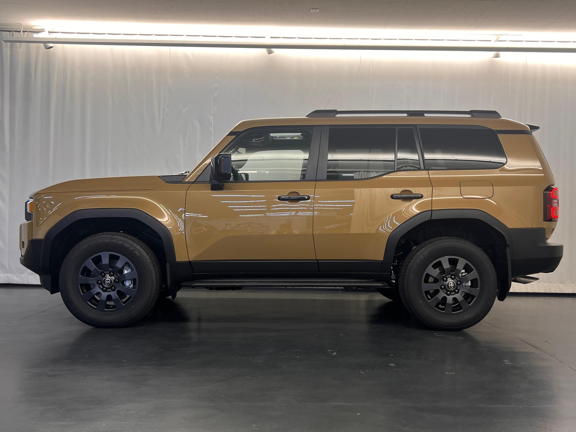 TOYOTA Land Cruiser 2.8 D Style-showroom-element-3