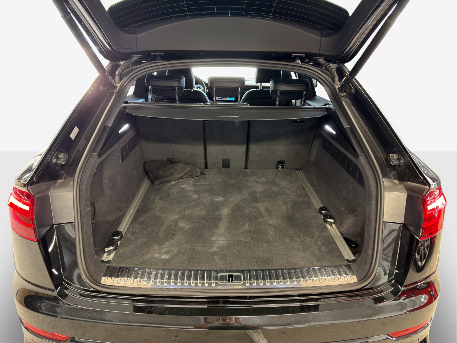 AUDI Q8 SUV TFSI e quattro 290 kW Attraction tiptronic-image-12