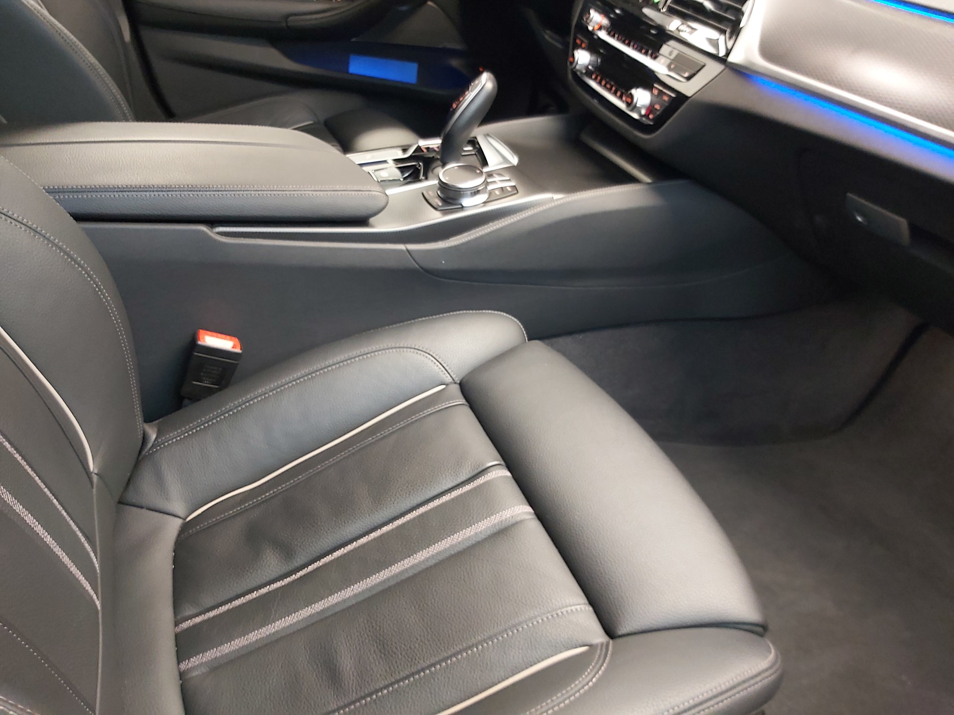 BMW 520d xDr 48VTour Pure M S-image-9