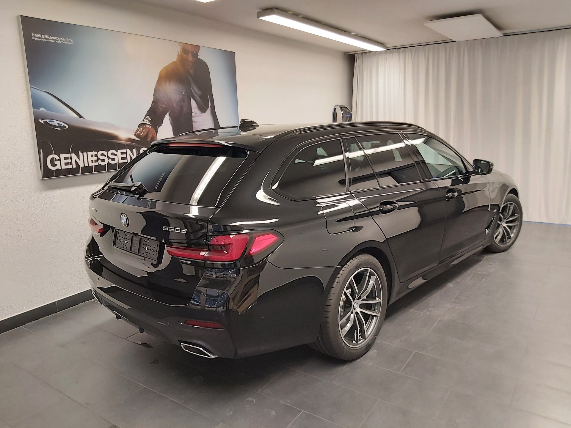 BMW 520d xDr 48VTour Pure M S-image-4